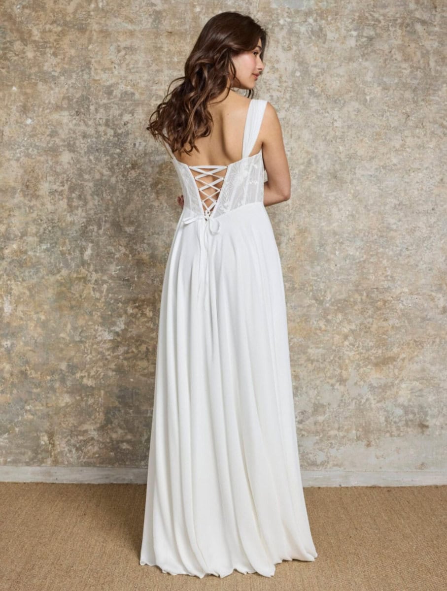 Robe longue blanche élégante avec dos lacé en dentelle, parfaite pour occasions spéciales ou soirées chics, mettant en valeur la silhouette féminine.