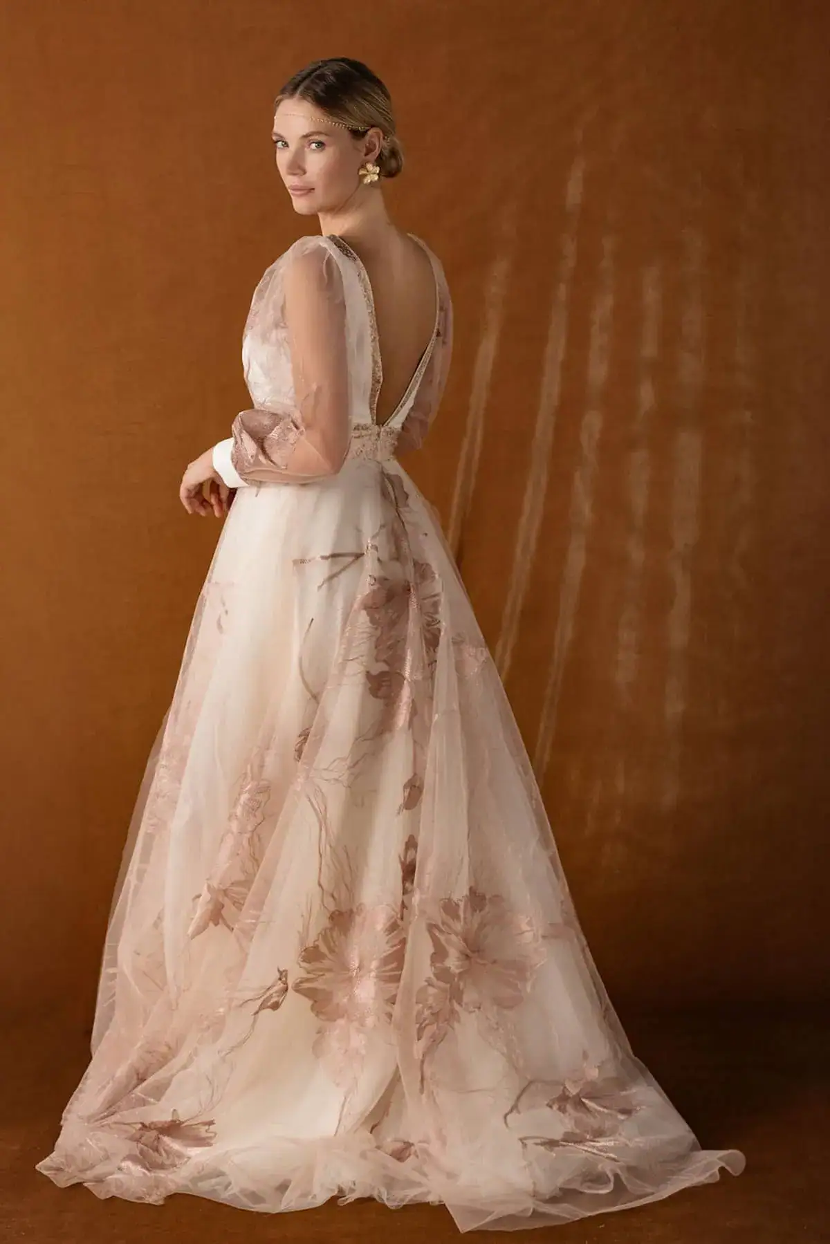 Rebecca dos Elsa Gary robe de mariée A-line trapèze top crêpe décolleté V manches tulle longues jupe évasée organza fleuris dos décolleté V boutique de robes de mariée Annecy