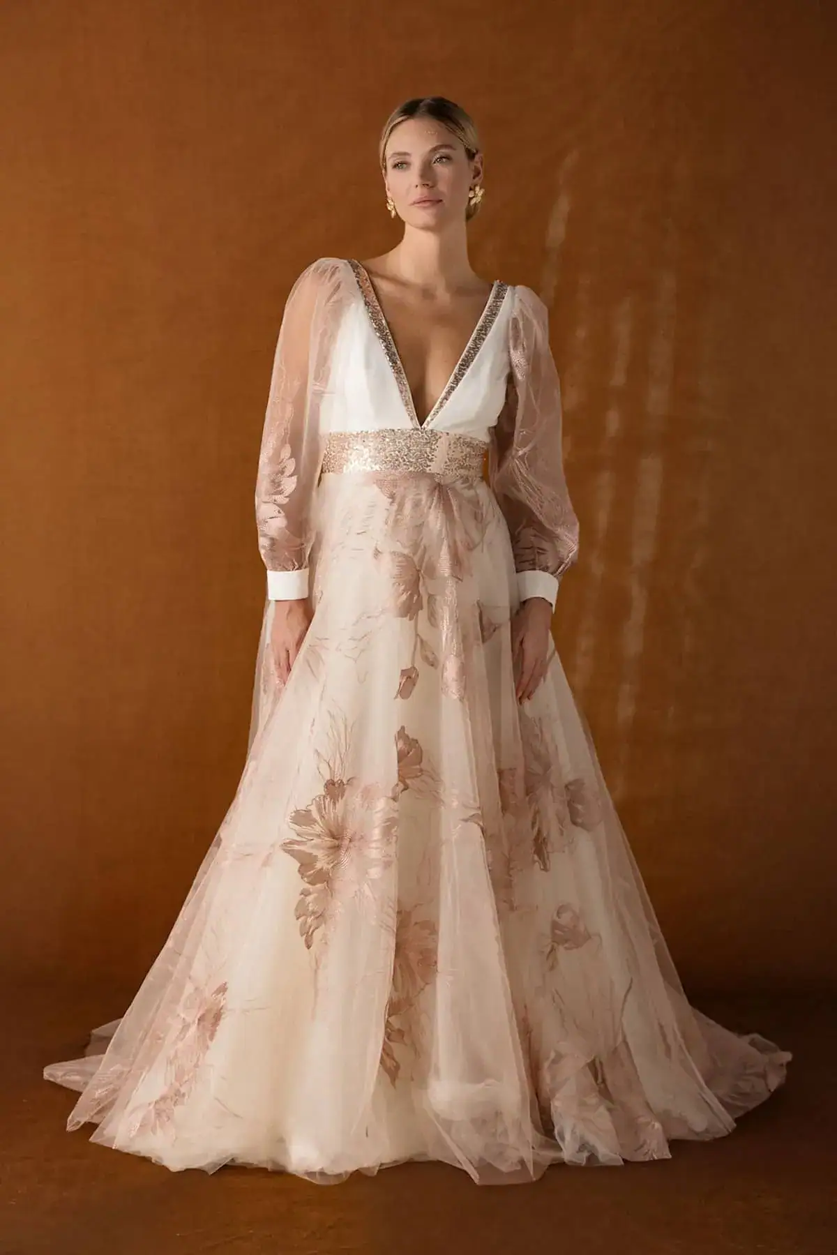 Rebecca face Elsa Gary robe de mariée A-line trapèze top crêpe décolleté V manches tulle longues jupe évasée organza fleuris dos décolleté V boutique de robes de mariée Annecy