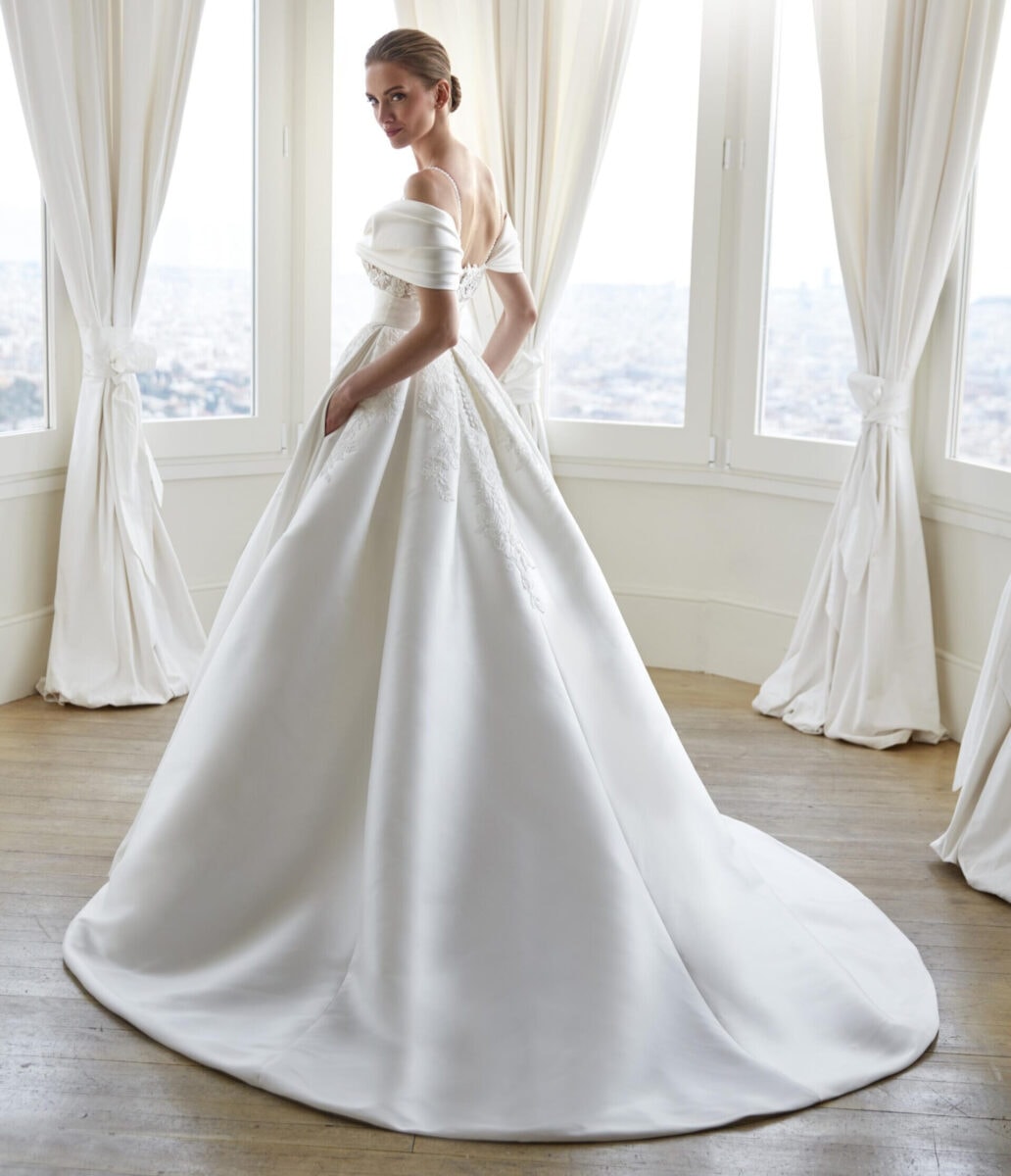 Tala-dos-San-Patrick-robe-de-mariee-princesse-satin-bustier-coeur-dentelle-bretelles-fines-manchettes-traine-boutique-de-robes-de-mariee-Paris