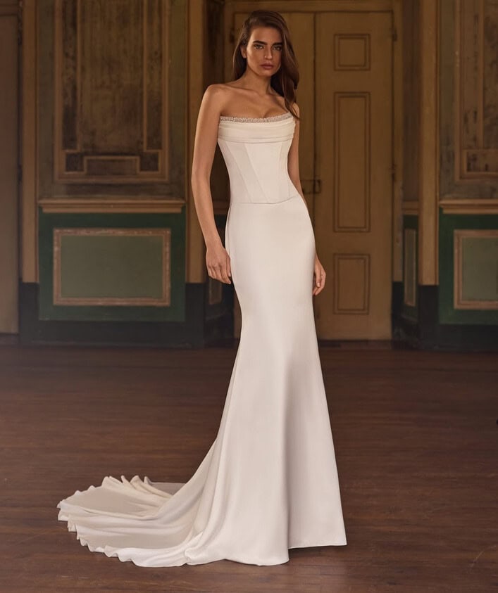 Zoé face Alberto Palatchi robe de mariée sirène satin fluide bustier droit drapé traîne boutique de robes de mariée Annecy