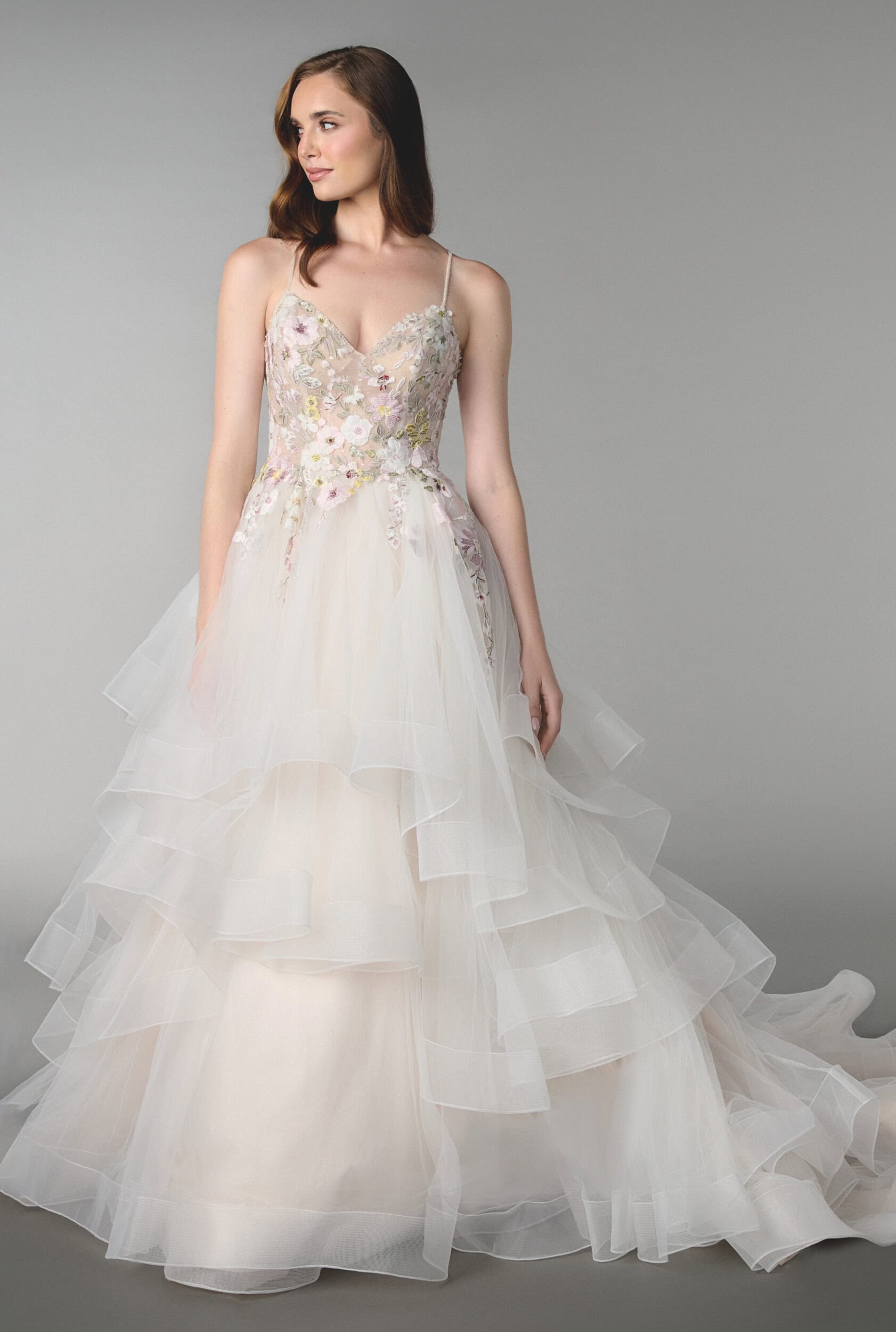 55238 face Justin Alexanderrobe de mariée princesse top dentelle décolleté V fines bretelles jupe à volants boutique de robes de mariée Nogent sur Marne