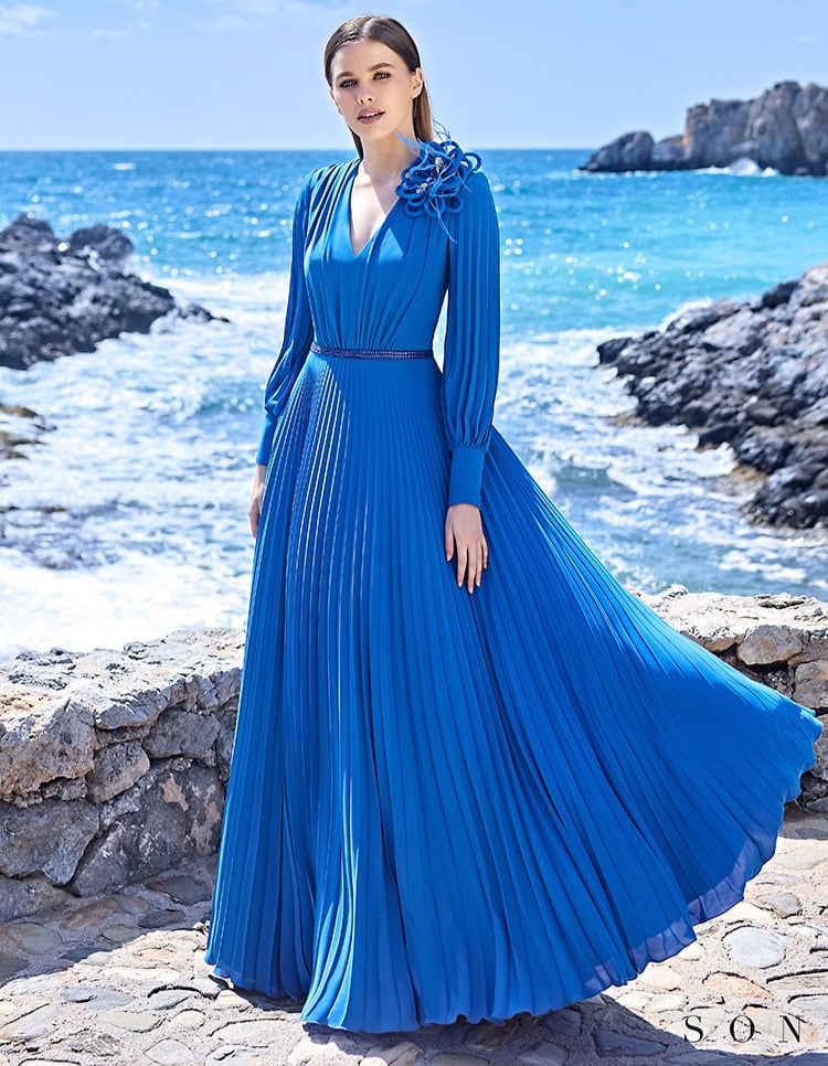Robe longue bleue plissée pour femmes, idéale pour la plage ou les vacances, avec détails floraux sur l'épaule, en tissu léger et fluide, parfaite pour un look chic et décontracté.
