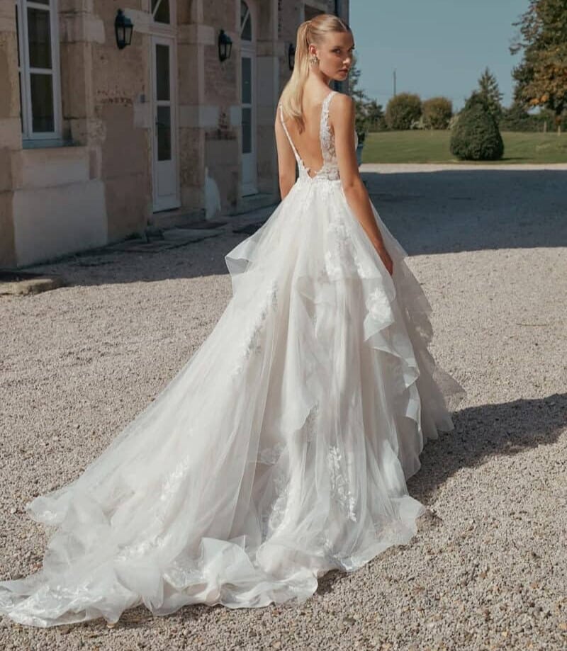 44464-dos-Justin-Alexander-robe-de-mariee-princesse-decollete-V-bretelles-dentelle-volants-tulle-traine-boutique-de-robes-de-mariee-Nogent Annecy