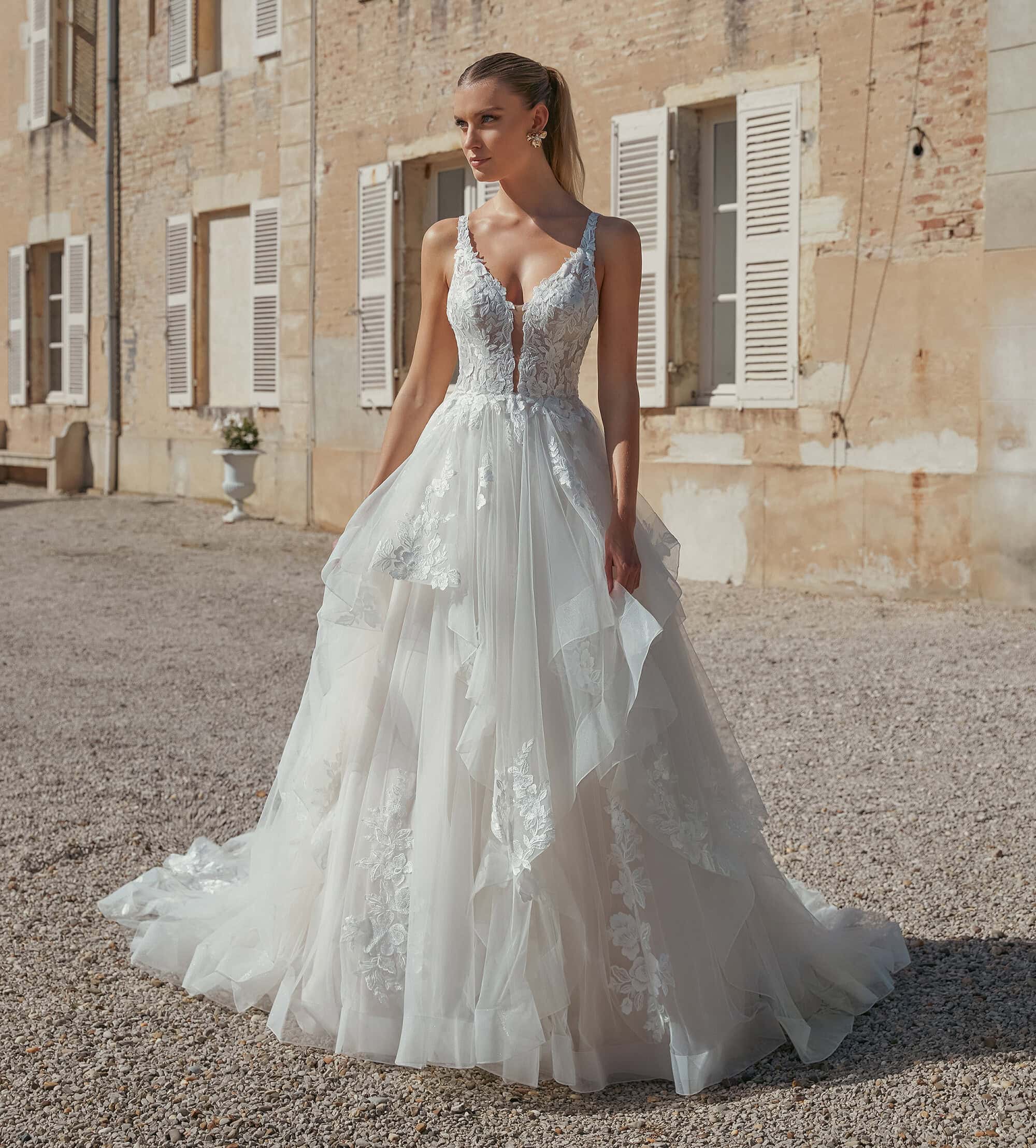 44464 face Justin Alexander robe de mariée princesse décolleté V bretelles dentelle volants tulle traîne boutique de robes de mariée Nogent