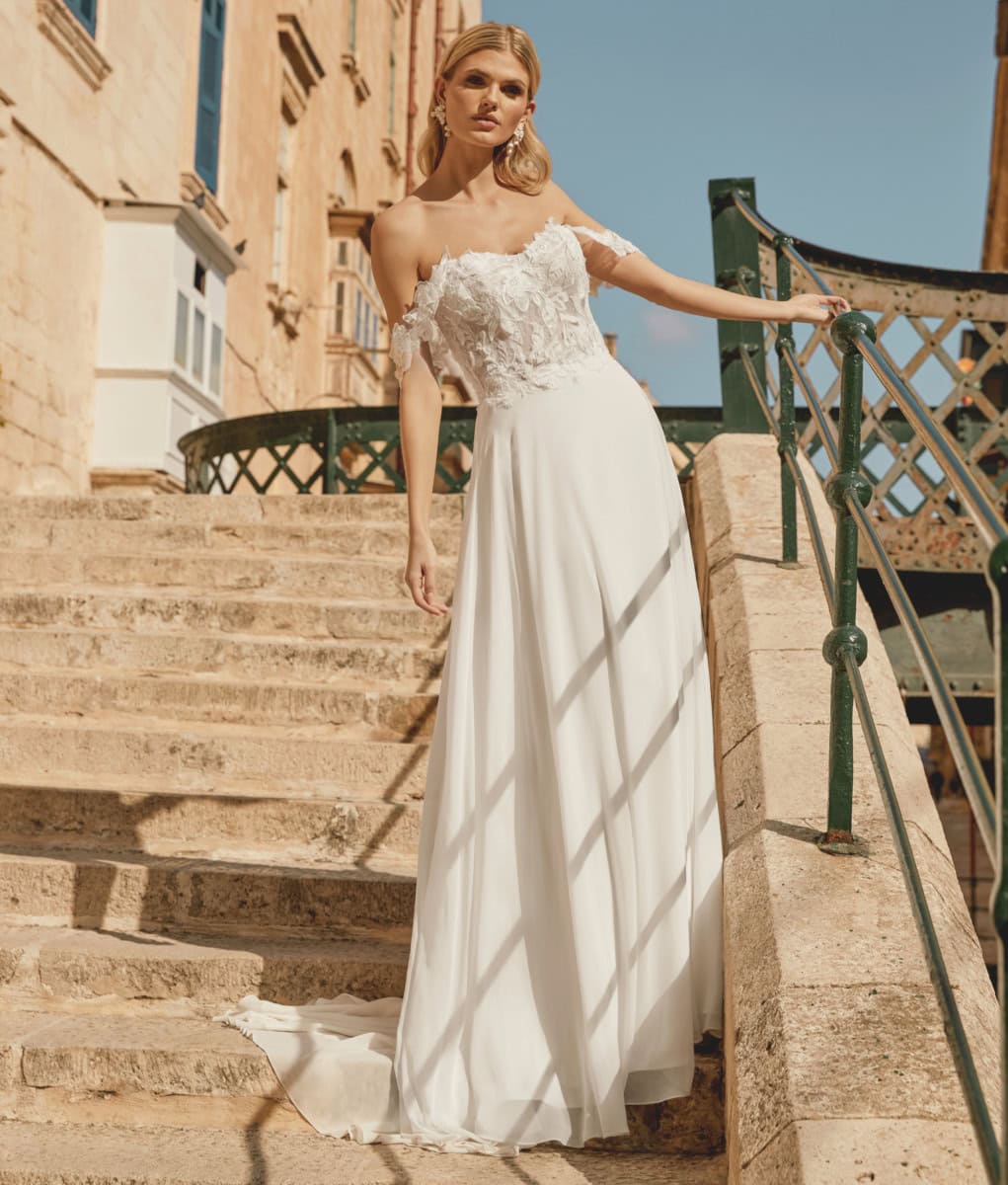 44485 face Justin Alexander robe de mariée fluide bustier vague dentelle manchettes jupe mousseline petite traîne magasin de robes de mariée Nogent-sur-Marne