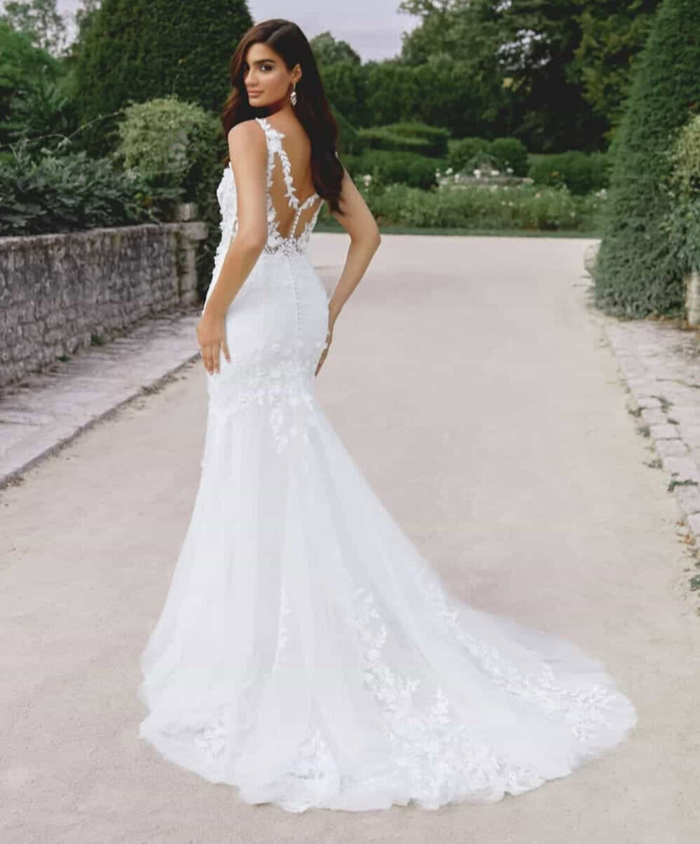 44522 dos Justin Alexander robe de mariée sirène dentelle dos transpare,ce de dentelle décolleté V traîne magasin de robes de mariée Annecy