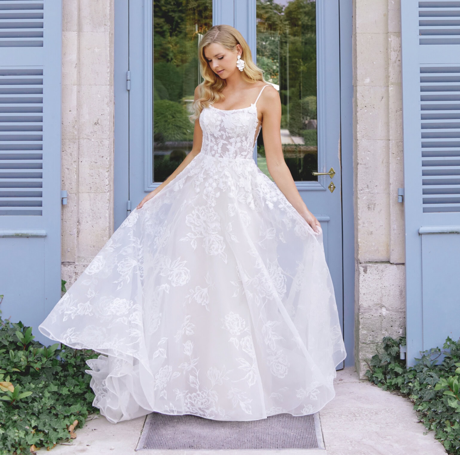44523 face Justin Alexander robe de mariée princesse dentelle désolleté droit bretelles fines découpe sous aisselles traîne boutique de robes de mariée Nogent sur Marne