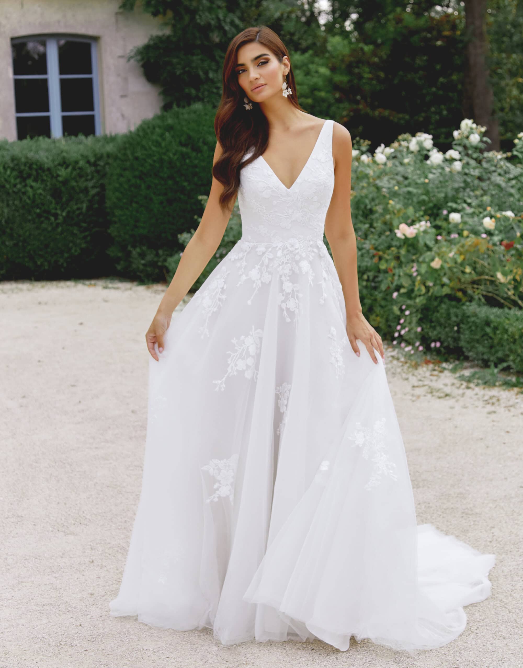 44525 face Justin Alexander robe de mariée princesse décolleté V bretelles dentelle magasin de robes de mariée Nogent sur Marne