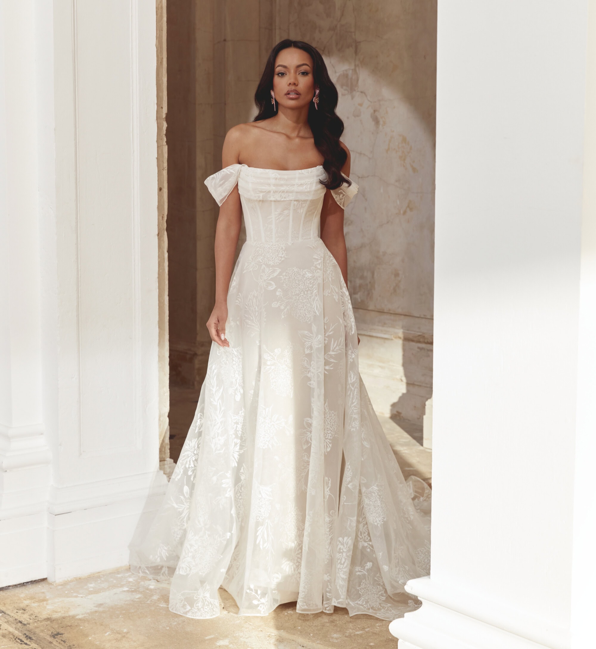 44544 face Justin Alexander robe de mariée A-line trapèze dentelle bustier droit drapé manchettes dentelle traîne magasin de robes de mariée Nogent sur Marne boutique de robes de mariée Annecy