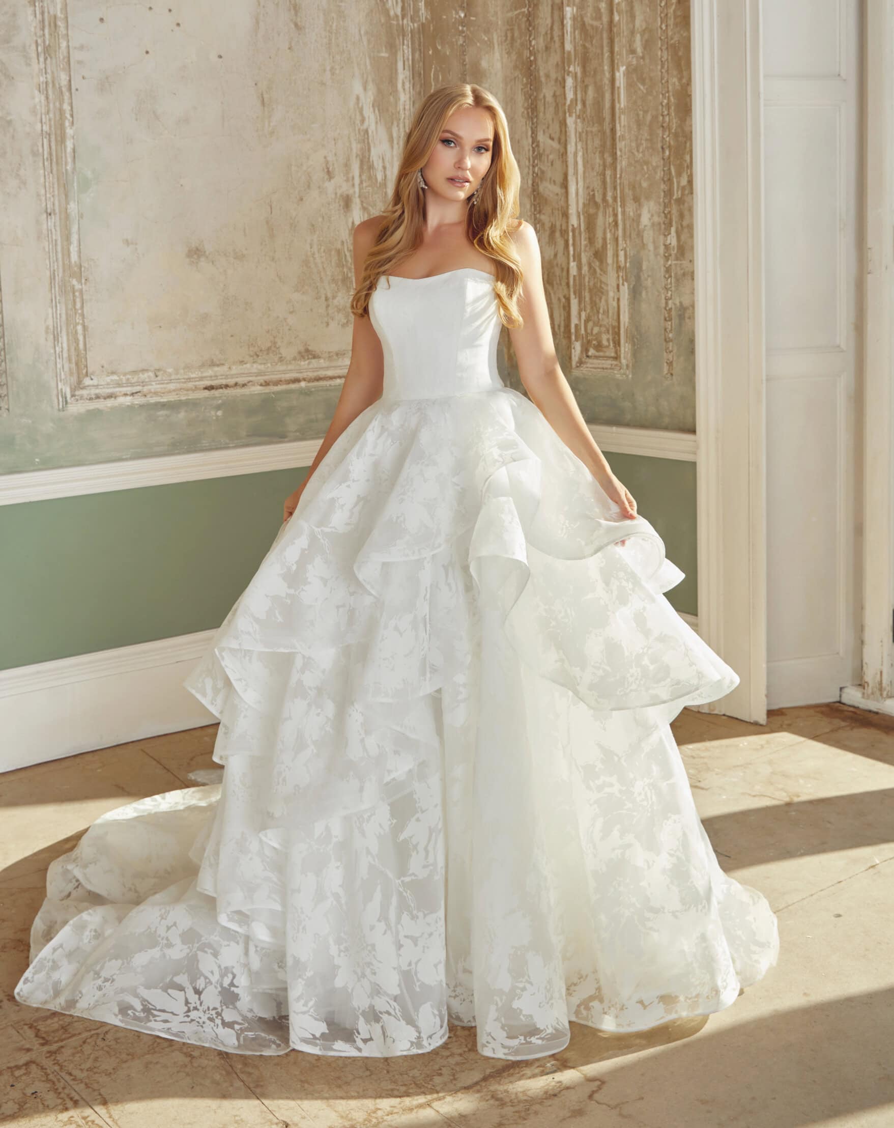 44555 face Justin Alexander robe de mariée princesse bustier vague crêpe jupe organza imprimé volants traîne magasin de robes de mariée Annecy boutique de robes de mariée Nogent sur Marne