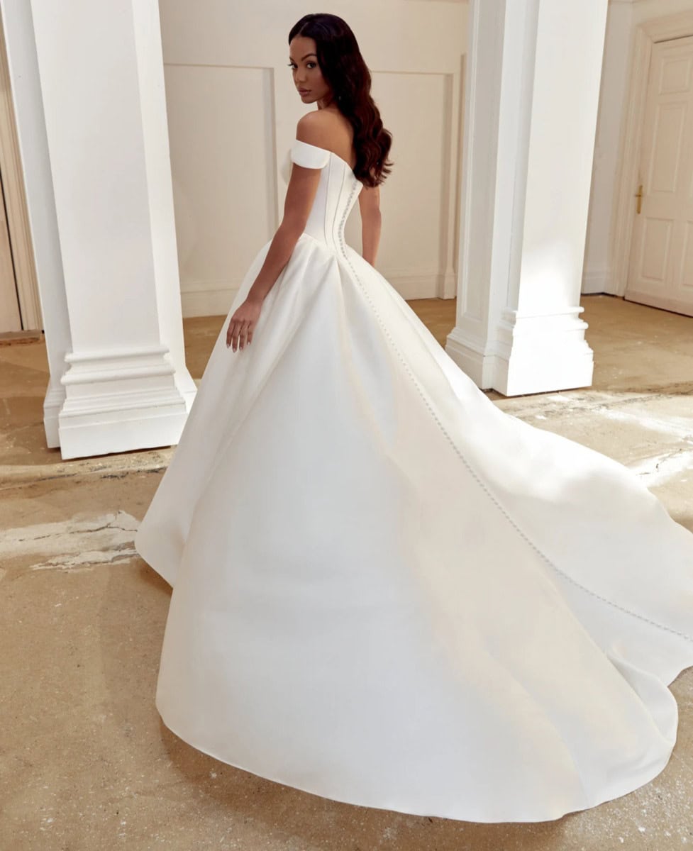 44558 dos Justin Alexandre robe de mariée princesse mikado bustier V manchettes jupe plis traîne magasin de robes de mariée Paris