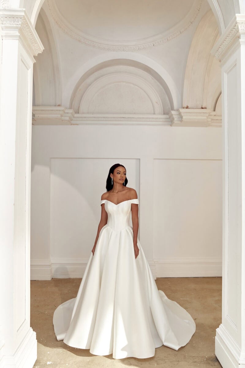 44558 face Justin Alexander robe de mariée princesse mikado bustier vague manchettes traîne boutique de robes de mariée Paris