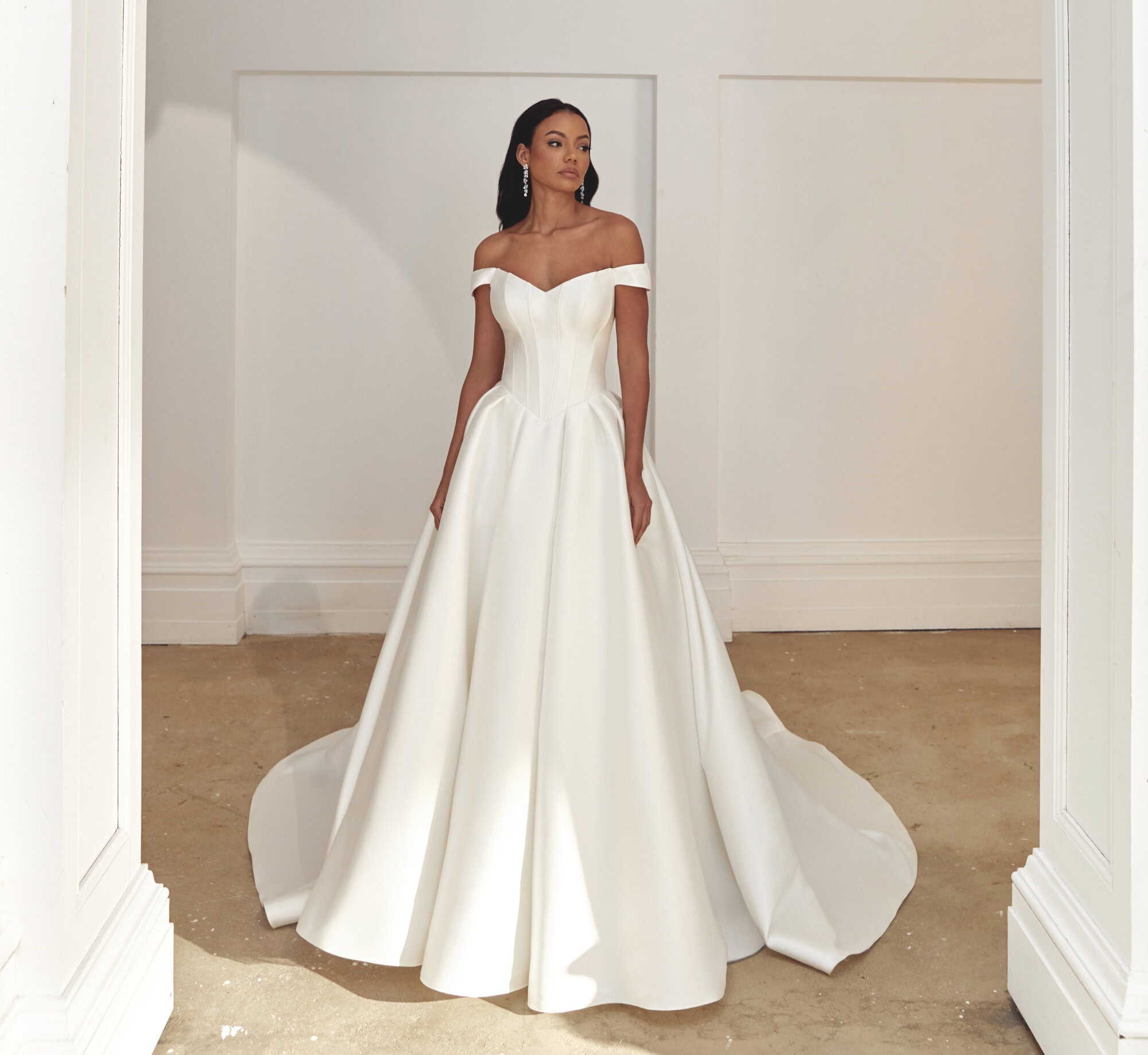 44558 zoom face Justin Alexander robe de mariée princesse bustier long poibte décolleté V manchettes jupe à plis traîne boutique de robes de mariée Paris