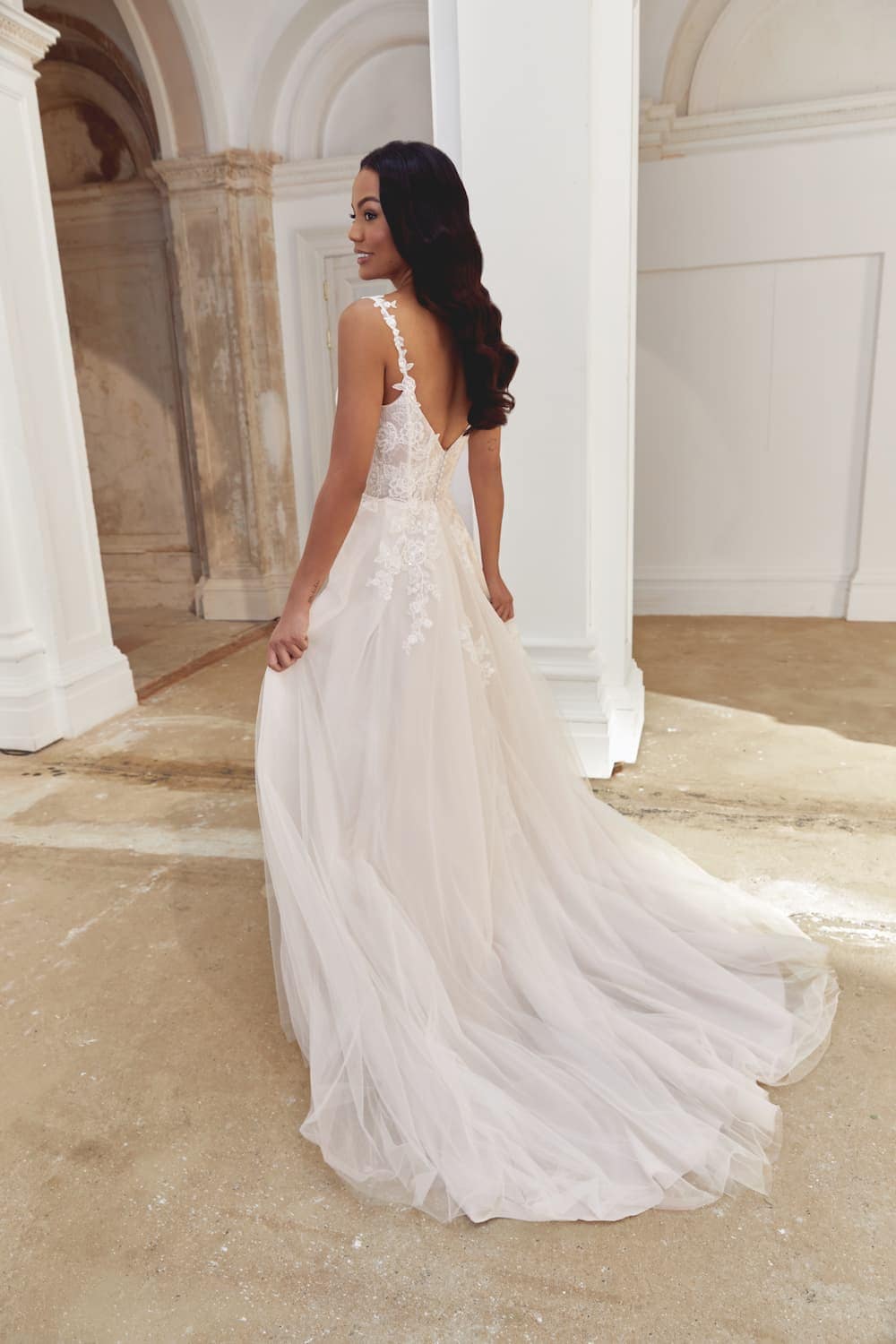44561 dos Justin Alexander robe de mariée trapèze A-line tulle dentelle décolleté V dos décolleté V bretelles fines dentelle traîne boutique de robes de mariée Nogent sur Marne