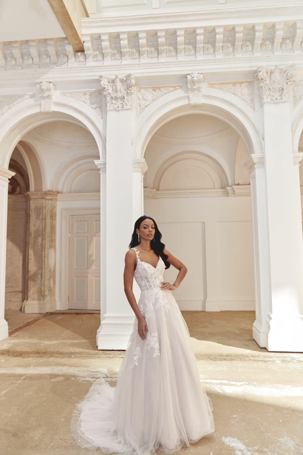 44561 face Justin Alexander robe de mariée trapèze A-line tulle dentelle décolleté V bretelles fines dentelle traîne boutique de robes de mariée Nogent sur Marne