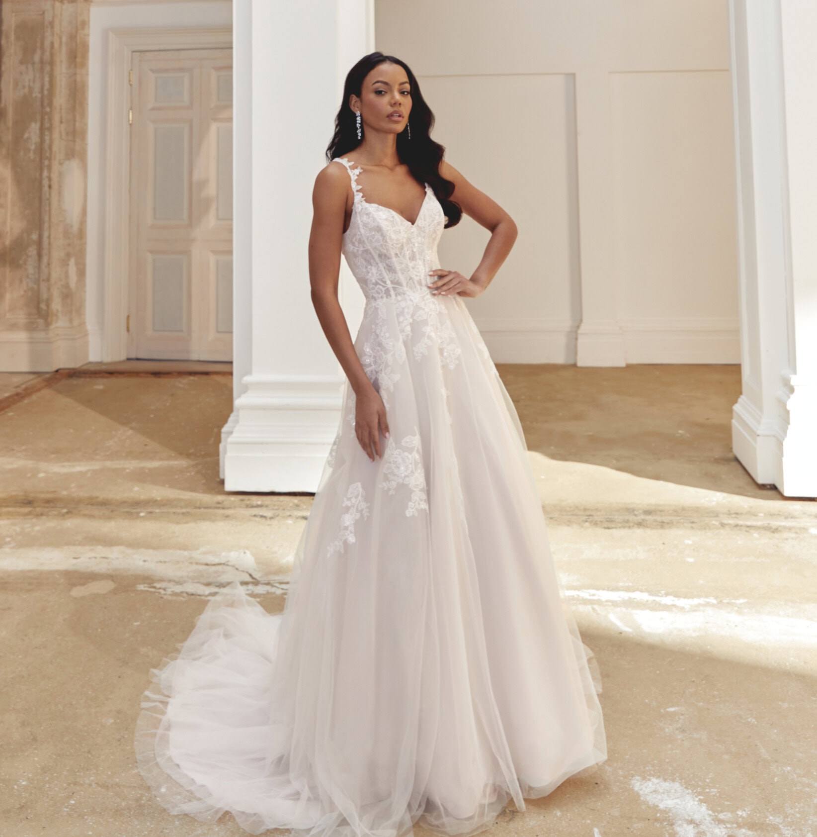 44561 face Justin Alexander robe de mariée trapèze A-line tulle dentelle décolleté coeur bretelles fines dentelle traîne boutique de robes de mariée Nogent sur Marne