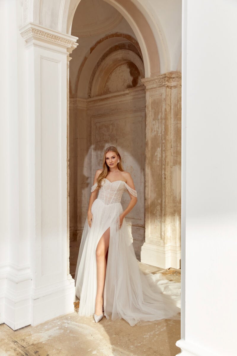 44564 face Justin Alexander robe de mariée fluide A-line bustier coeur perlé manchettes tulle perlé jupe tulle fendue traîne magasin de robes de mariée Nogent sur Marne