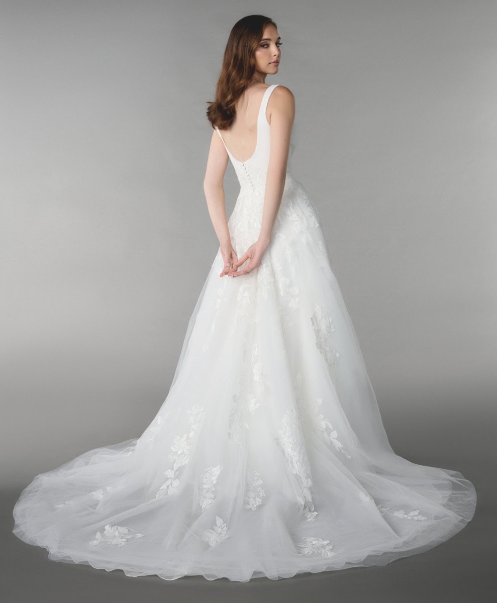 55227 dos Justin Alexander robe de mariée princesse trapèze top crepe décolleté V bretelles jupe tulle dentelle traîne magasin de robes de mariée Annecy