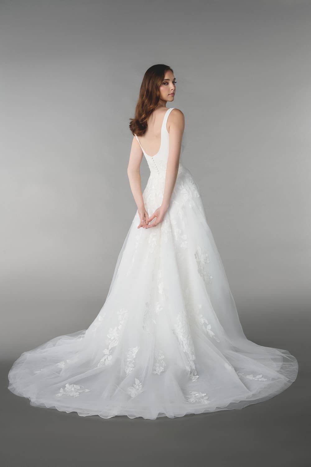 55227 dos Justin Alexander robe de mariée princesse tulle mikado dentelle décolleté V devant décolleté rond dos traîne boutique de robes de mariée Annecy