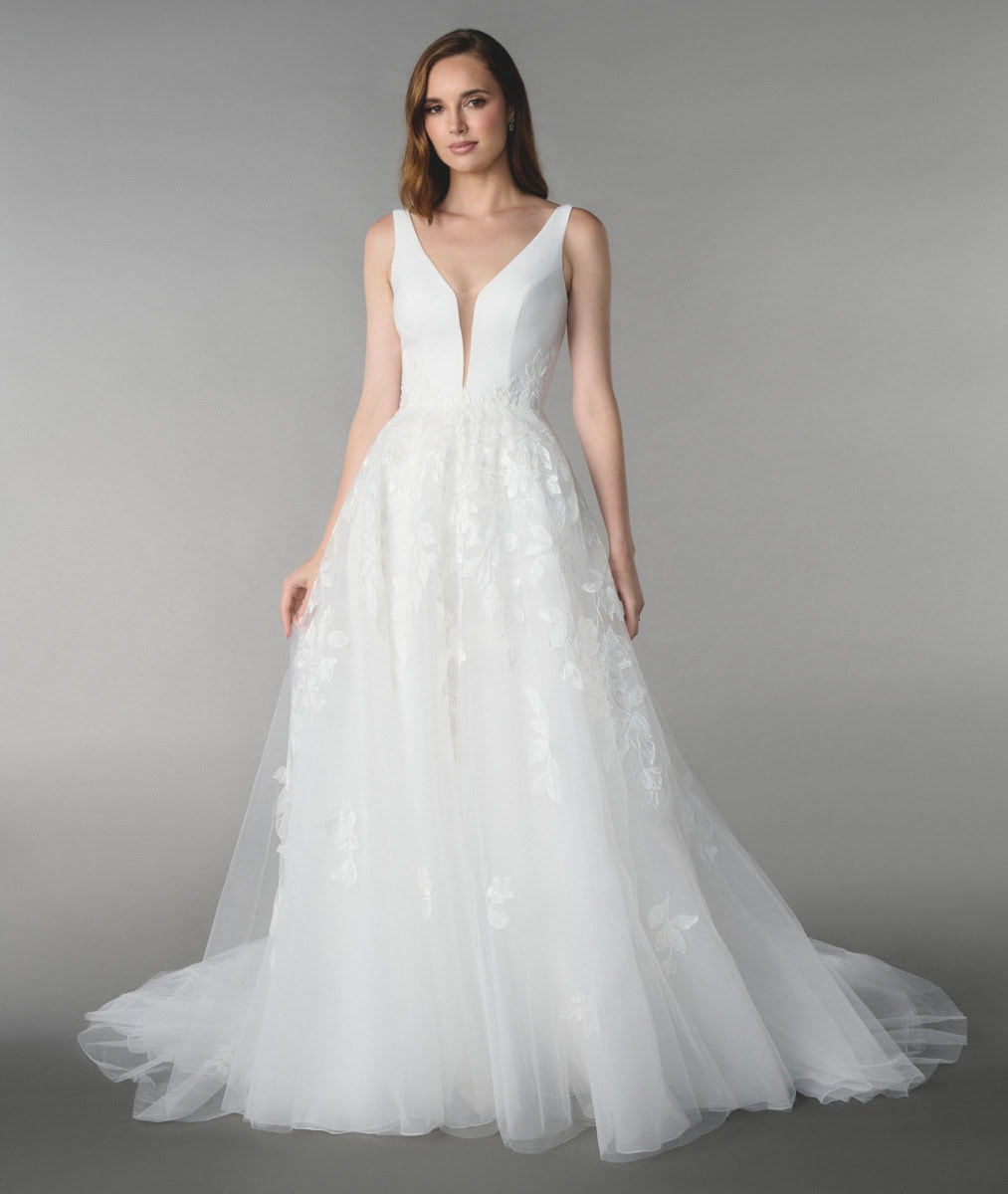 55227 face Justin Alexander robe de mariée princesse trapèze top crepe décolleté V bretelles jupe tulle dentelle traîne magasin de robes de mariée Annecy