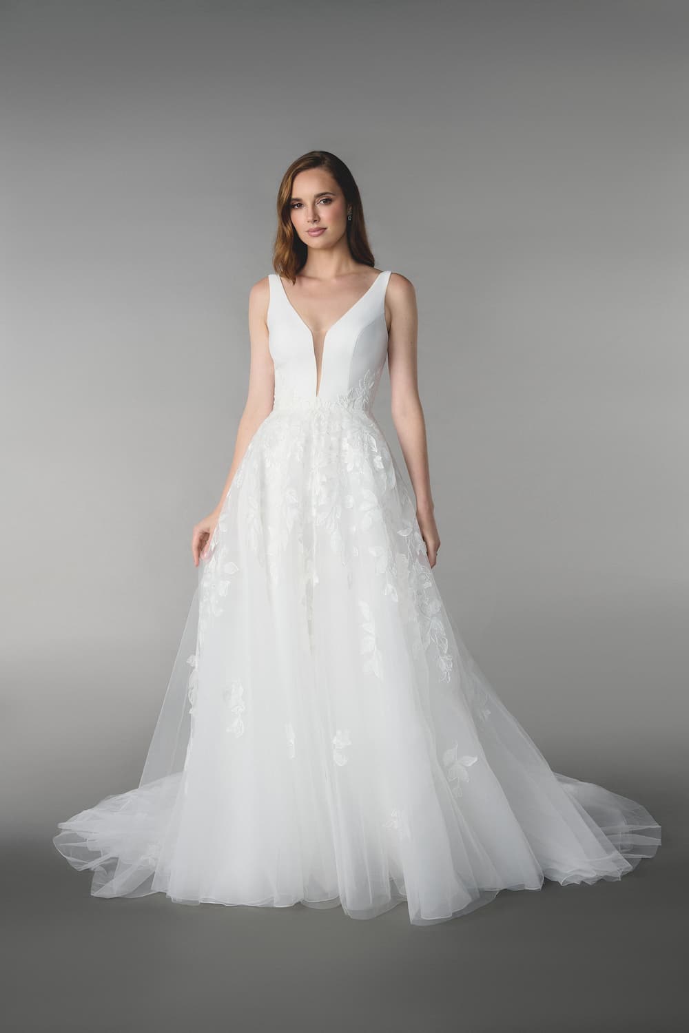 55227 face Justin Alexander robe de mariée princesse tulle mikado dentelle décolleté V devant décolleté rond dos traîne boutique de robes de mariée Annecy