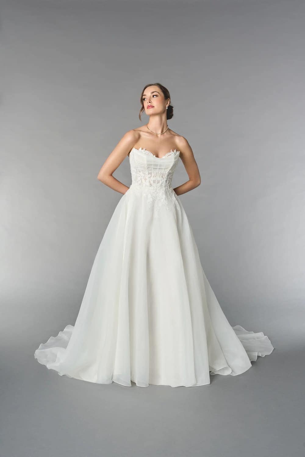 55256 face Justin Alexander robe de mariée princesse organza dentelle bustier droit drapé traîne boutique de robes de mariée Annecy