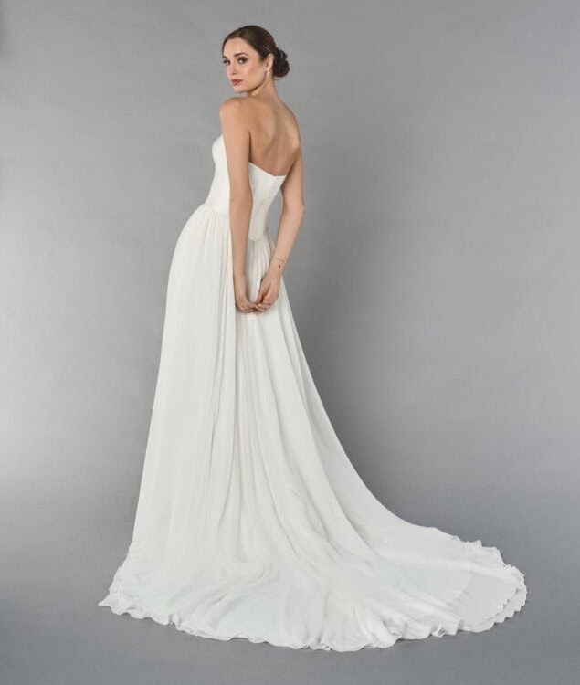 Robe de mariée élégante en satin blanc avec décolleté bustier et longue traîne, parfaite pour une cérémonie nuptiale sophistiquée.