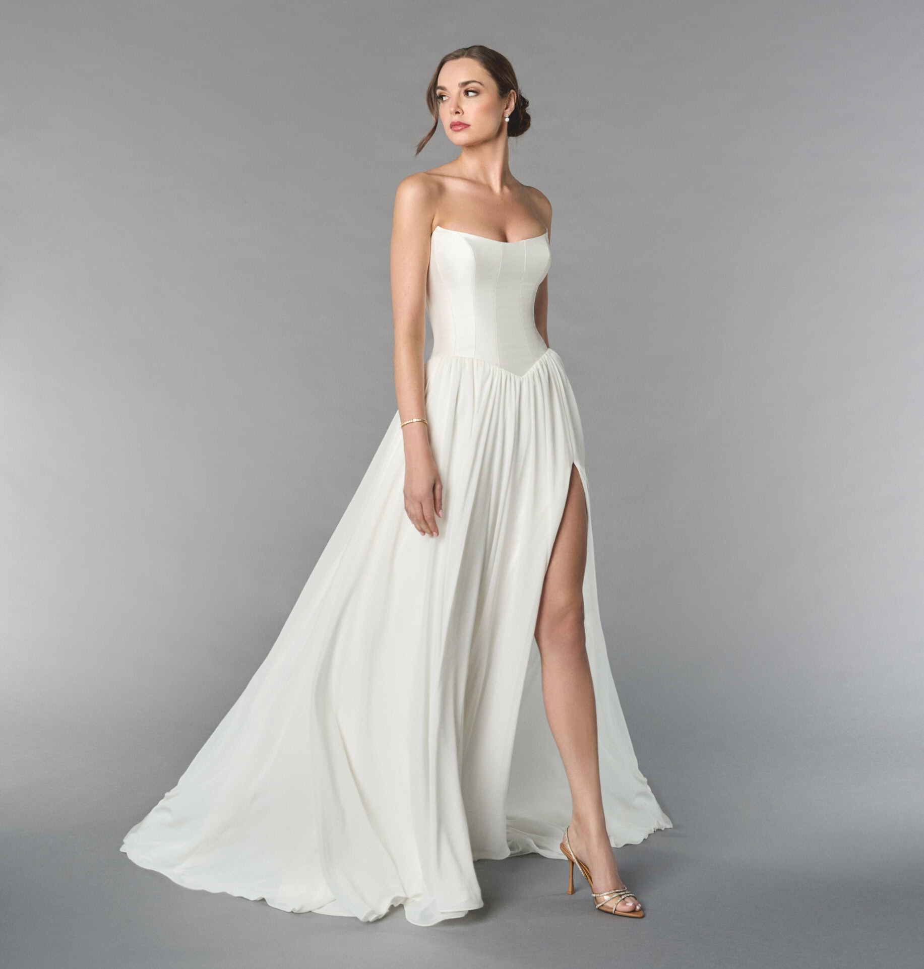 55260 face Justin Alexander obe de mariée A-line trapèze bustier vague satin jupe mousseline fendue épuré fluide contemporaine boutique de robes de mariée Paris
