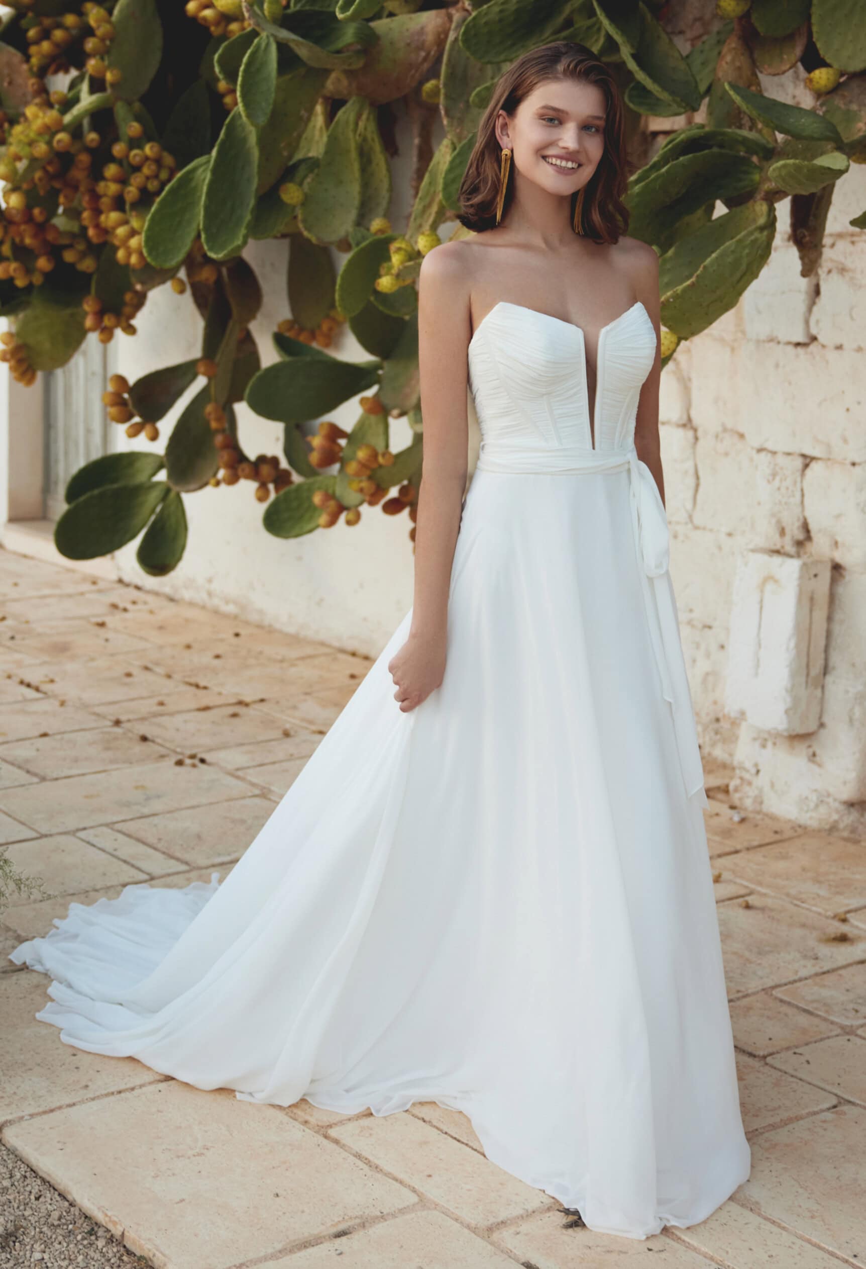 66382 face Lilian West robe de mariée bustier fluide mousseline boutique de robes de mariée Paris