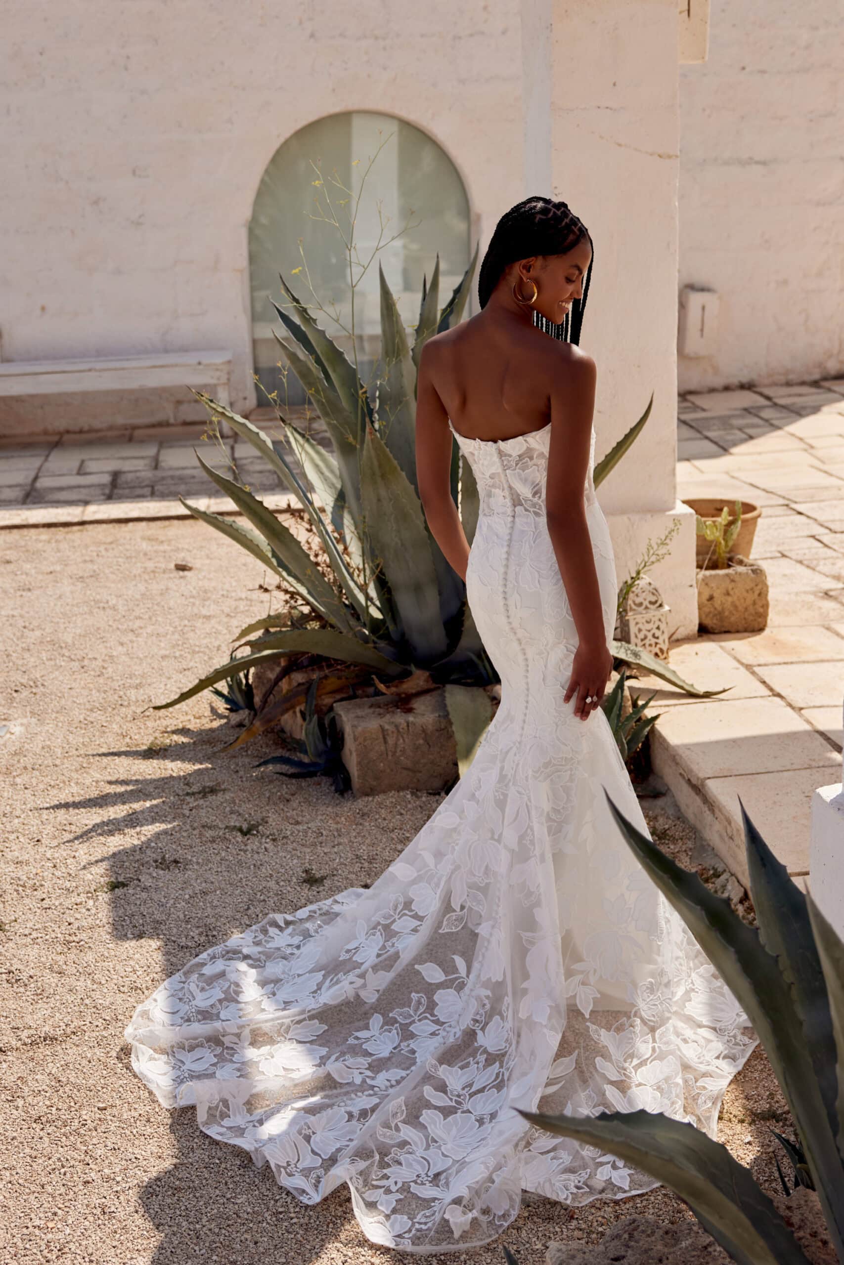 66383 dos Lilian West robe de mariée en dentelle bustier coeur traîne dentelle boutique de robes de mariée Paris
