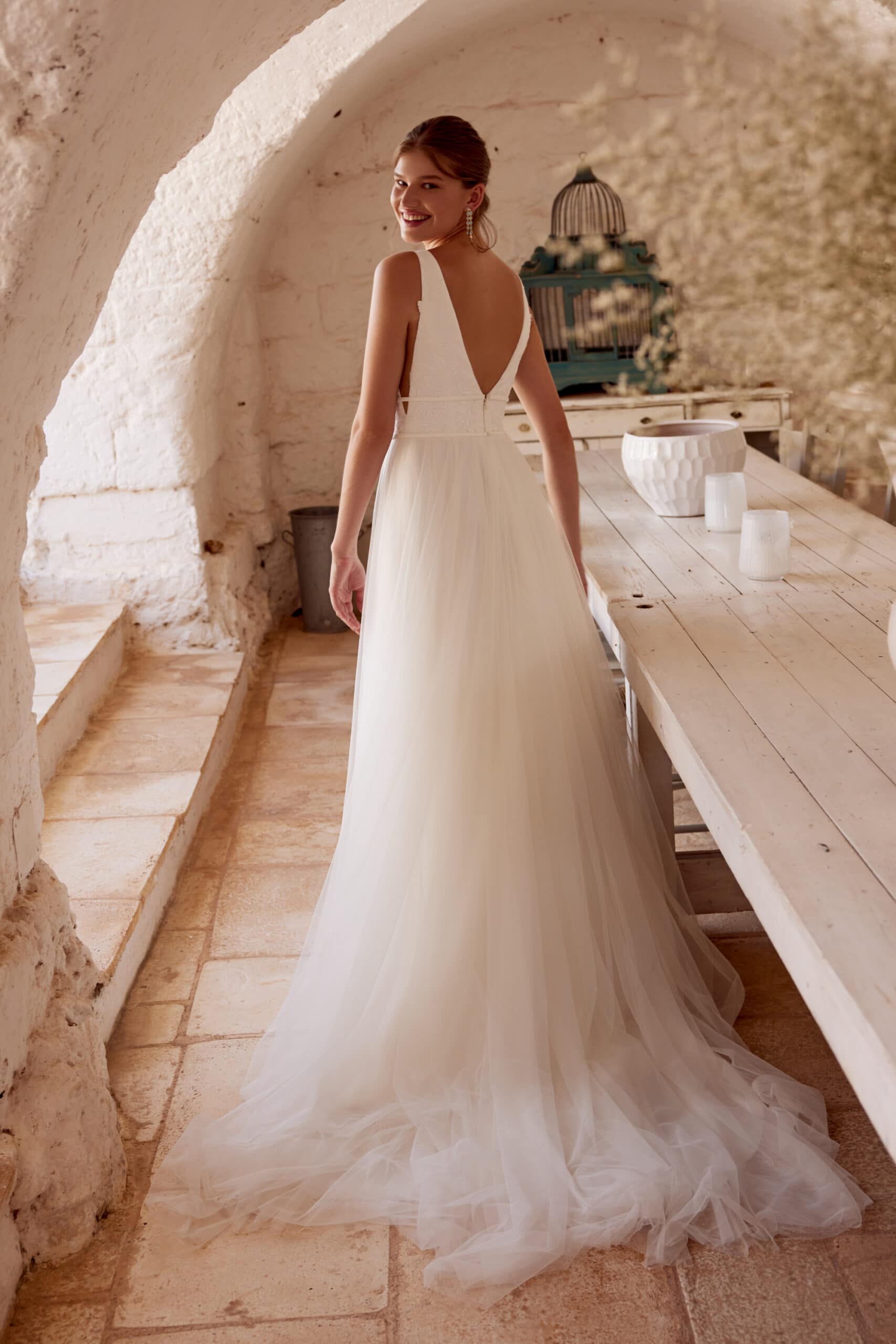 66384 dos Lilian West robe de mariée A-line trapèze top décolleté V devant décolleté V dos en dentelle jupe tulle traîne boutique de robes de mariée Paris