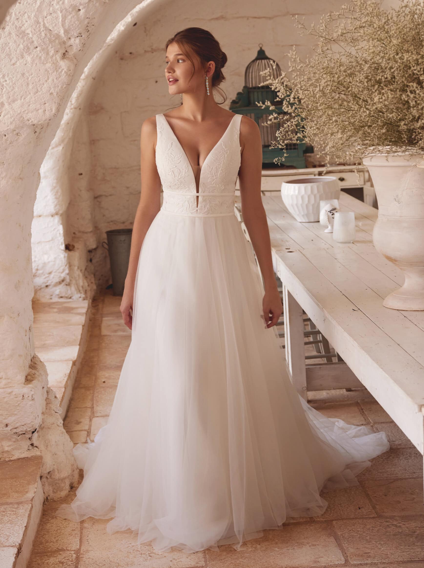 66384 face Lilian West robe de mariée en tulle A-line trapèze top dentelle jupe tulle décolleté V boutique de robes de mariée Paris