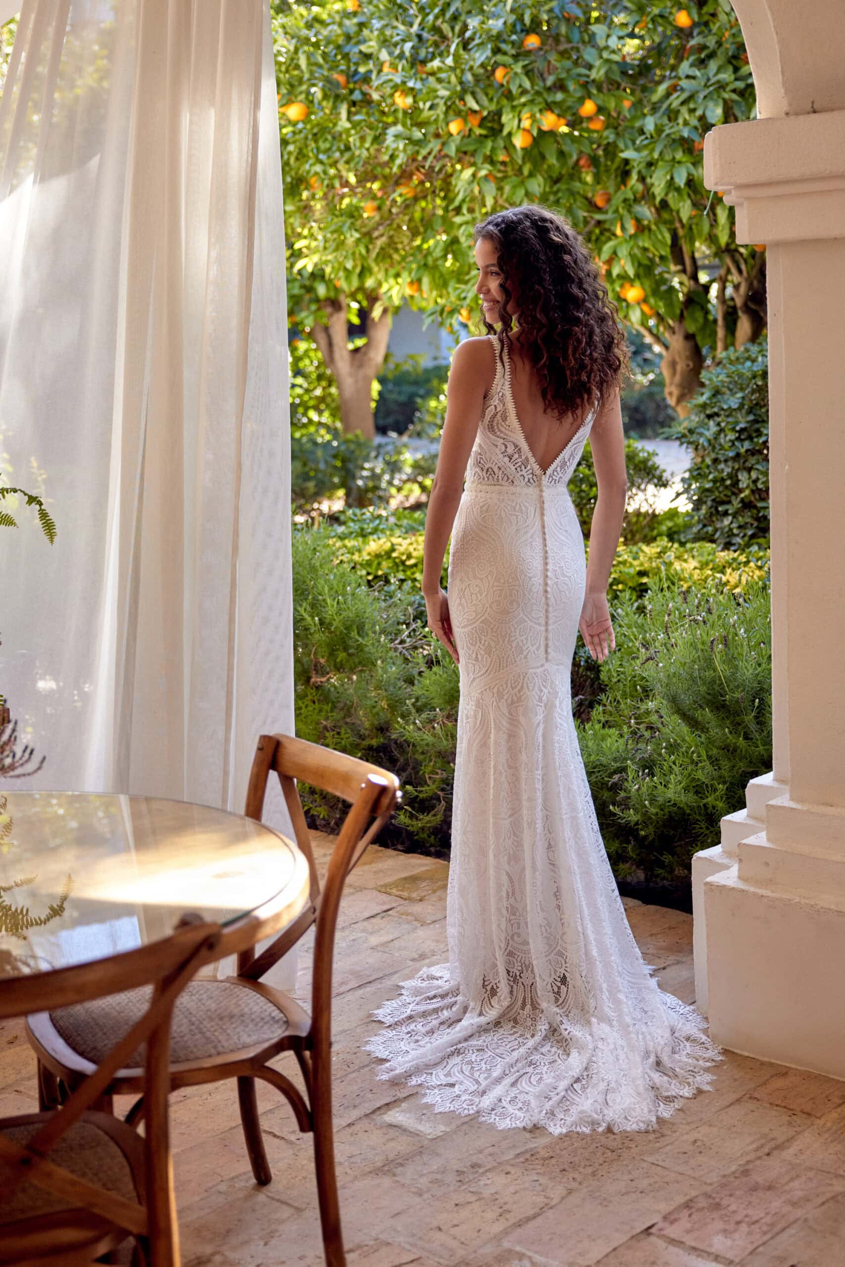 66426 dos Justin Alexander robe de mariée sirene dentelle décolleté V petite traîne dentelle magasin de robes de mariée Annecy