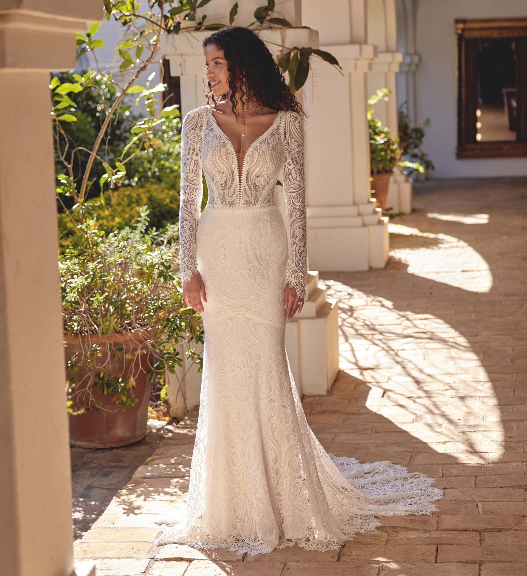 66426 face Justin Alexander robe de mariée sirene dentelle décolleté V petite traîne dentelle manches longues dentelle magasin de robes de mariée Annecy