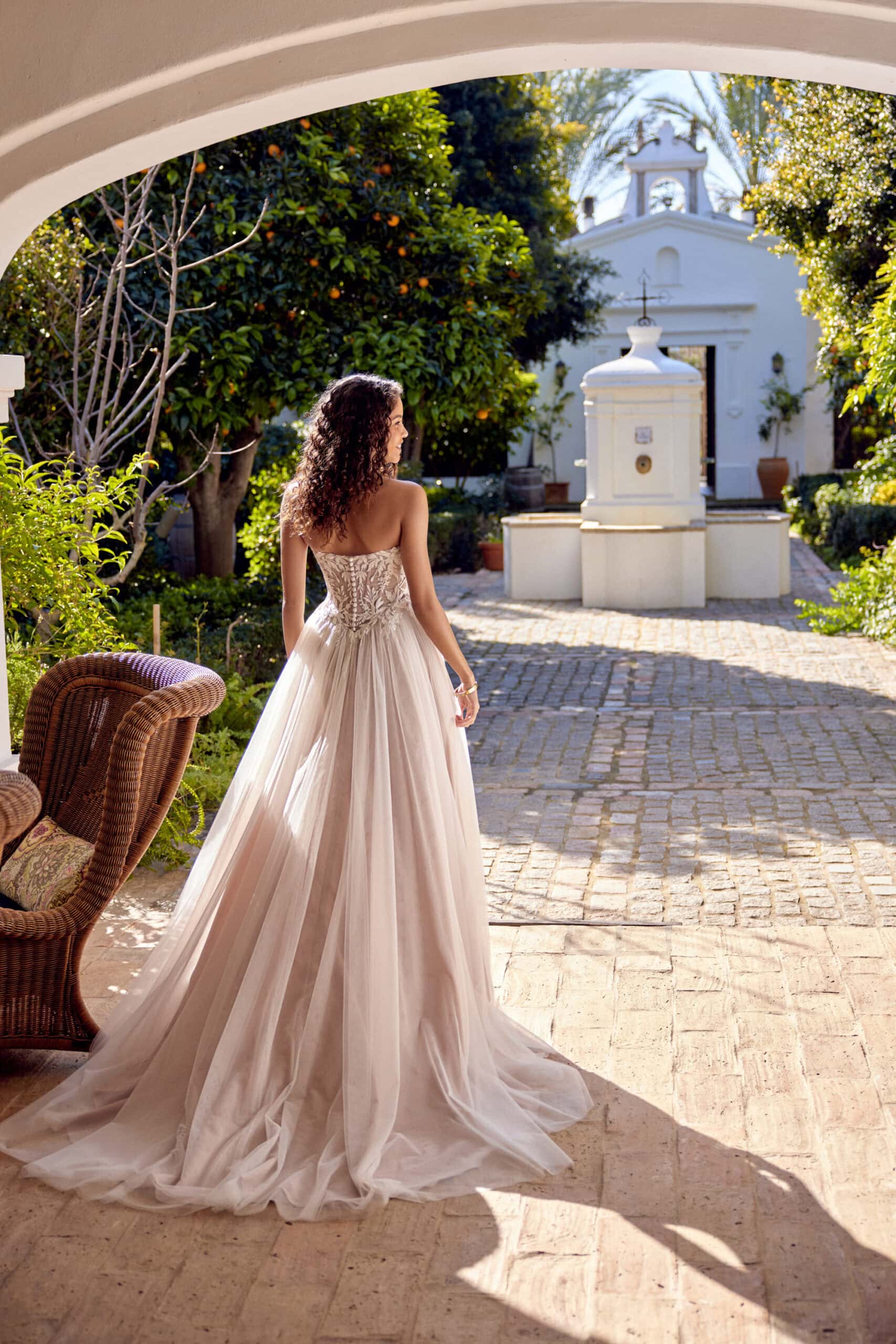 66430 dos Justin Alexander robe de mariée droite bustier dentelle pointe décolleté droit jupe plissé tulle traîne magasin de robes de mariée Annecy