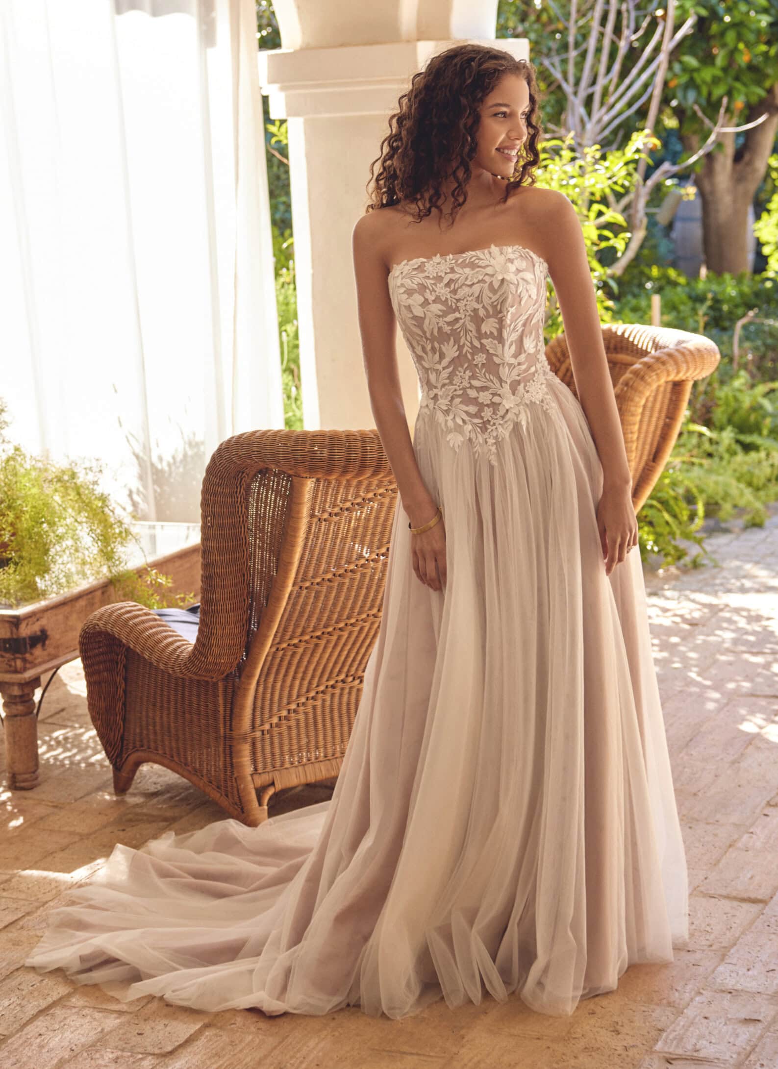 66430 face Justin Alexander robe de mariée droite bustier dentelle pointe décolleté droit jupe plissé tulle traîne magasin de robes de mariée Annecy