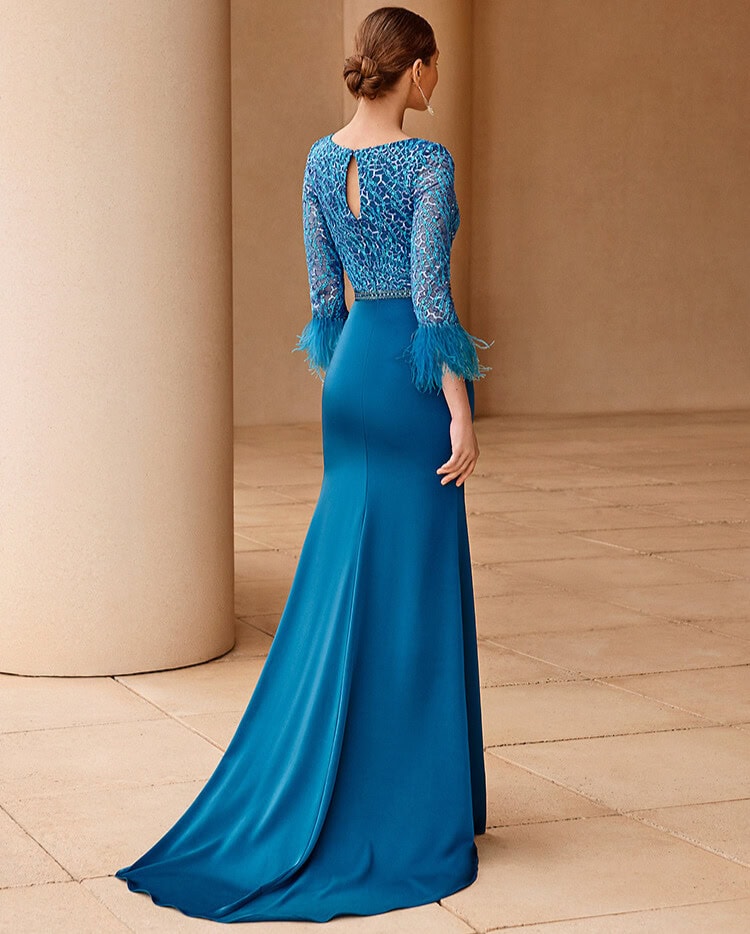 7G213 dos robe de soirée Couture Club longue face décolleté V manches trois quart finitions plumes jupe fendue ceinture bijou robe maman des mariés magasin de robes de soirée Paris