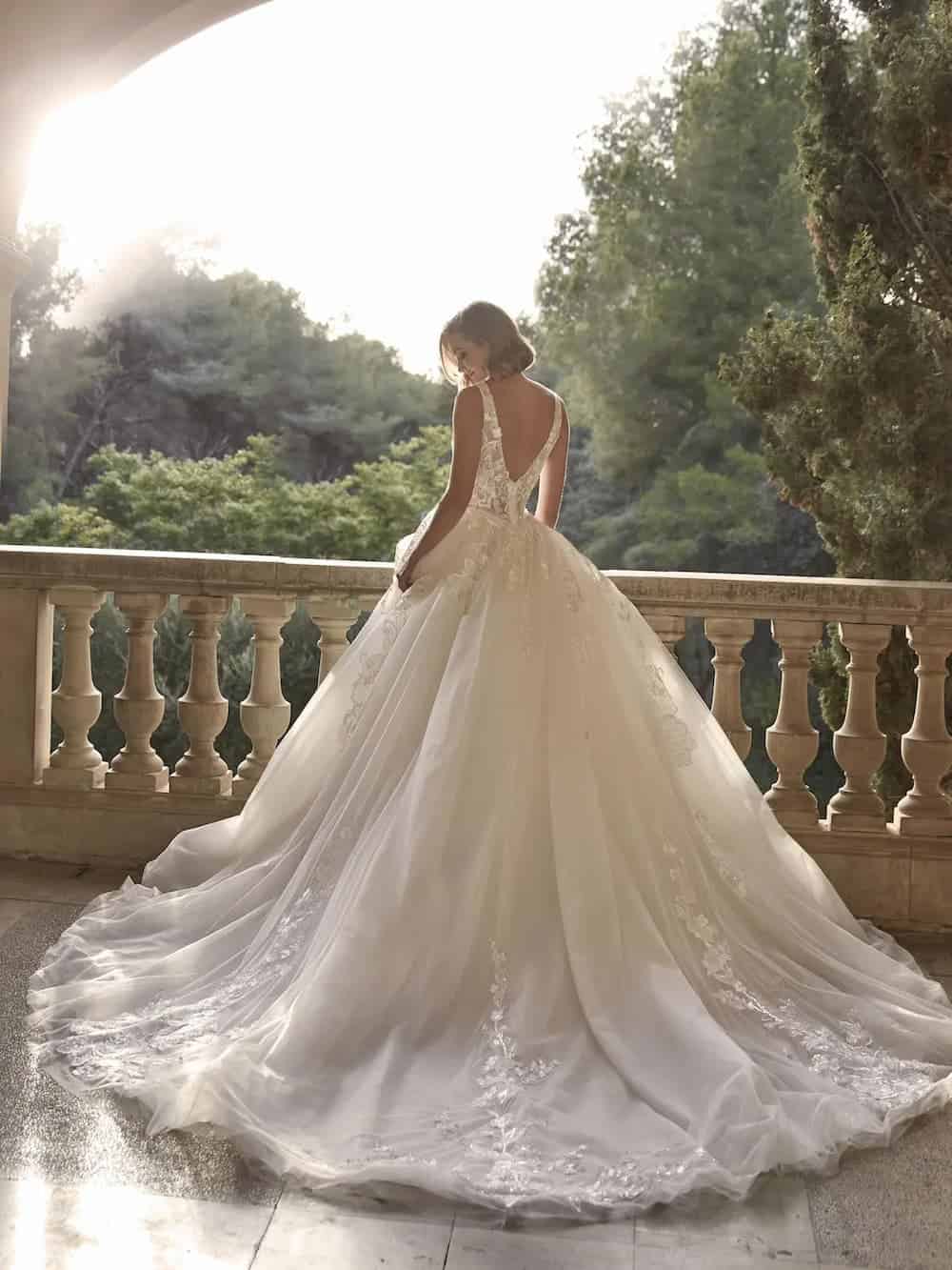 ALLUETTE dos Pronovias robe de mariée princesse tulle dentelle top dentelle décolleté V bustier pointe boutique de robes de mariée Paris