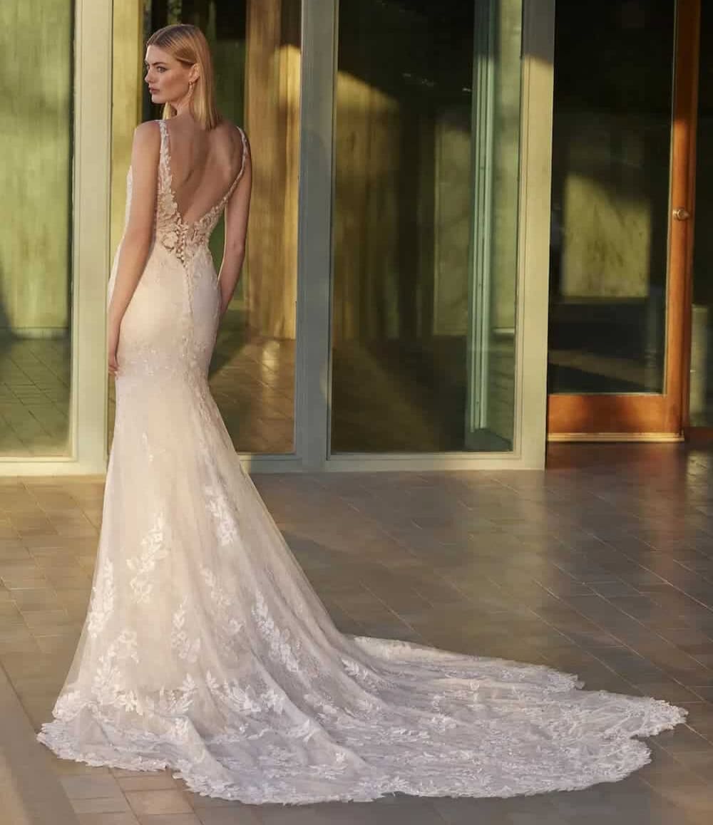 ARAD-dos-Pronovias-robe-de-mariee-sirene-crepe-satin-dentelle-bustier-decollete-V-dentelle-traine-boutique-de-robes-de-mariee-Paris