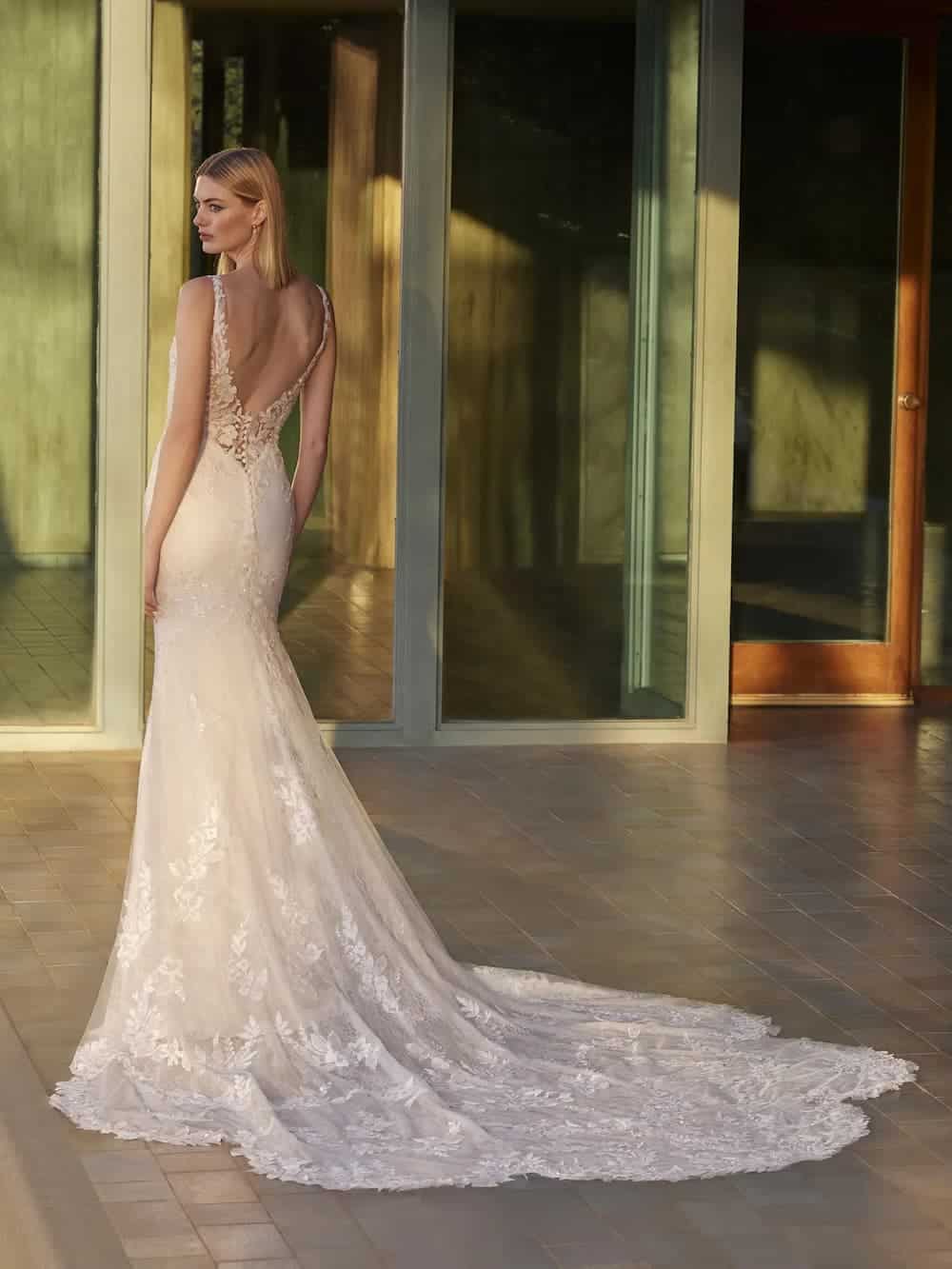 ARAD dos Pronovias robe de mariée sirène crêpe satin dentelle bustier décolleté V dentelle traîne boutique de robes de mariée Paris