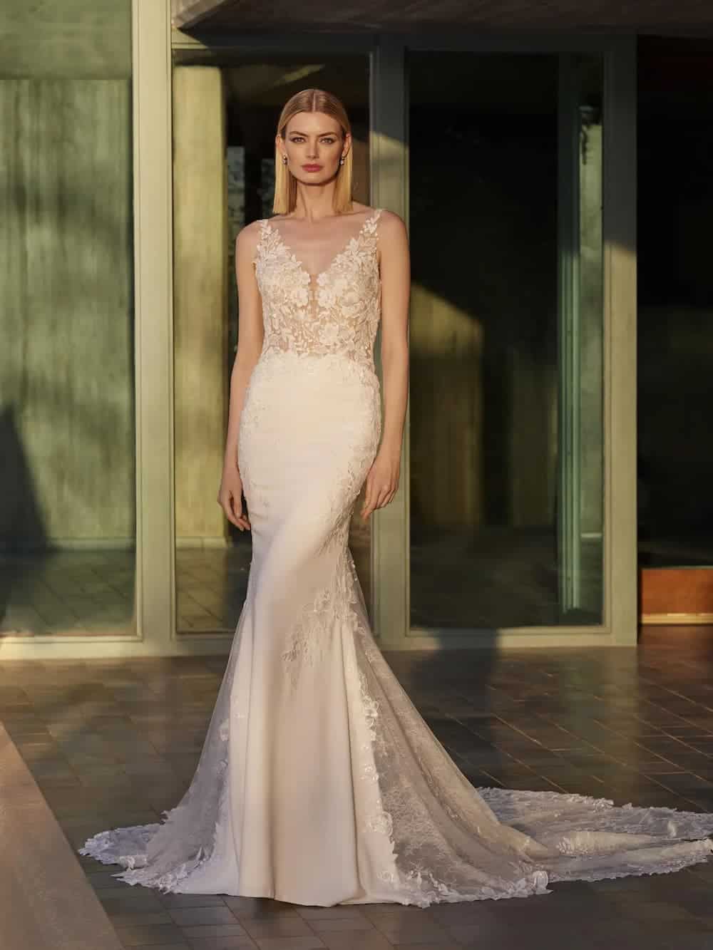 ARAD face Pronovias robe de mariée sirène crêpe satin dentelle bustier décolleté V dentelle traîne boutique de robes de mariée Paris