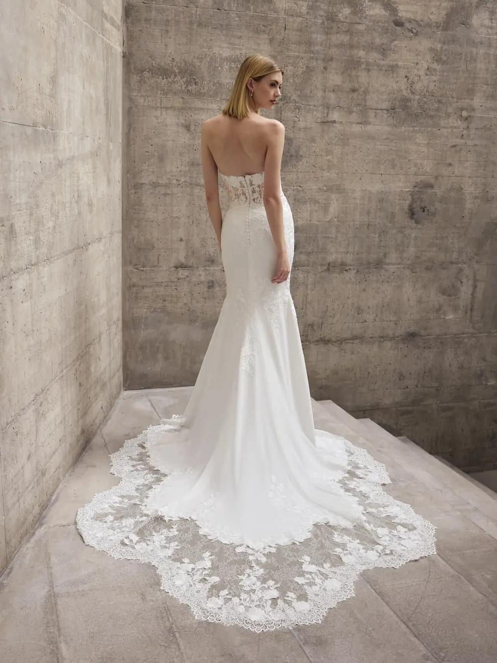 ATTAL dos Pronovias robe de mariée sirène dentelle crêpe bustier coeur boléro manches longues dentelle traîne boutique de robes de mariée Paris