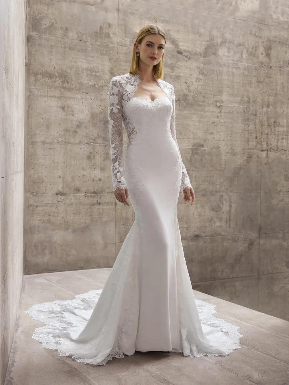 ATTAL face Pronovias robe de mariée sirène dentelle crêpe bustier coeur boléro manches longues dentelle traîne boutique de robes de mariée Paris