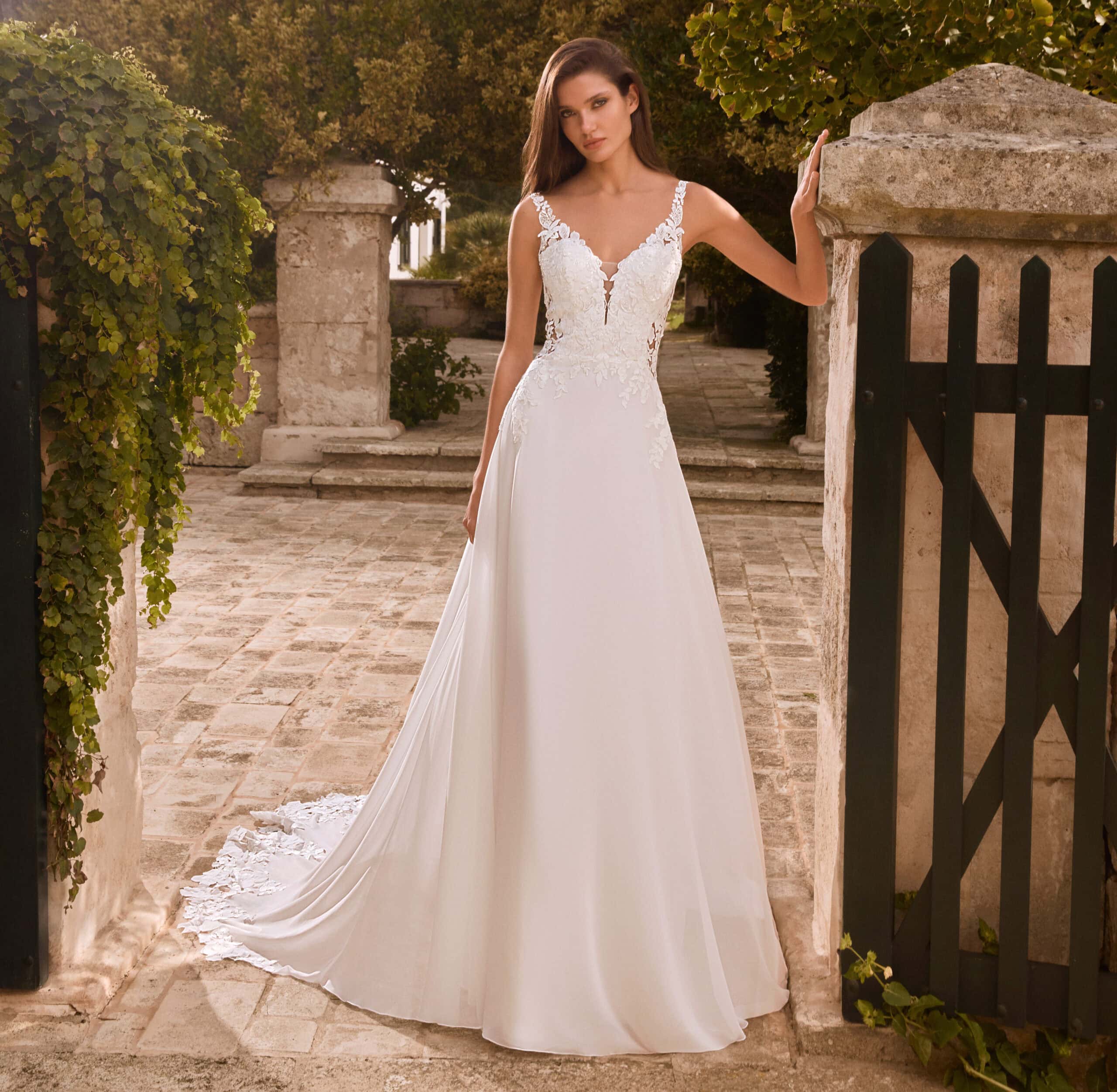 Amelia face robe de mariée fluide trapèze A-line top dentelle décolleté V bretelles boutique de robes de mariée Annecy