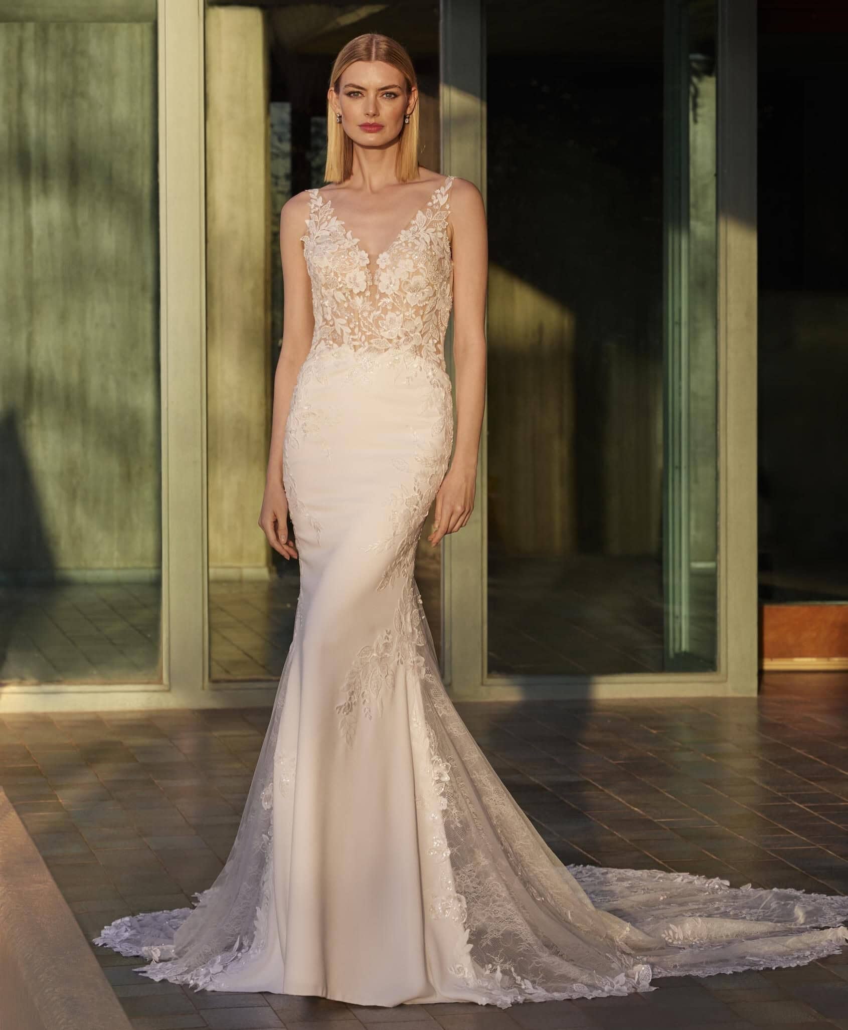 Arad face Pronovias robe de mariée sirène crêpe dentelle décolleté V bretelles fines traîne dentelle magasin de robes de mariée Paris
