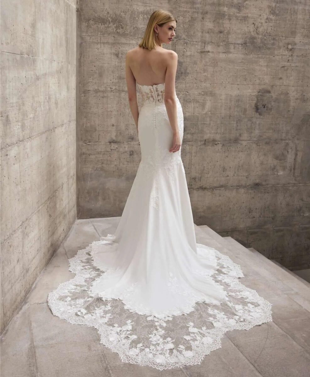 Attal dos Pronovias robe de mariée sirène crêpe découpe dentelle taille bustier coeur traîne festonnée magasin de robes de mariée Paris