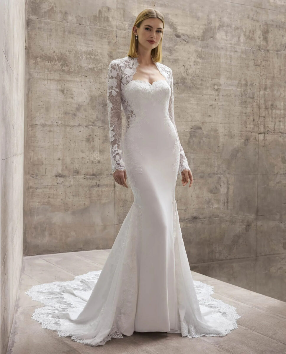Attal face Pronovias robe de mariée sirène crêpe découpe dentelle taille bustier coeur traîne festonnée magasin de robes de mariée Paris