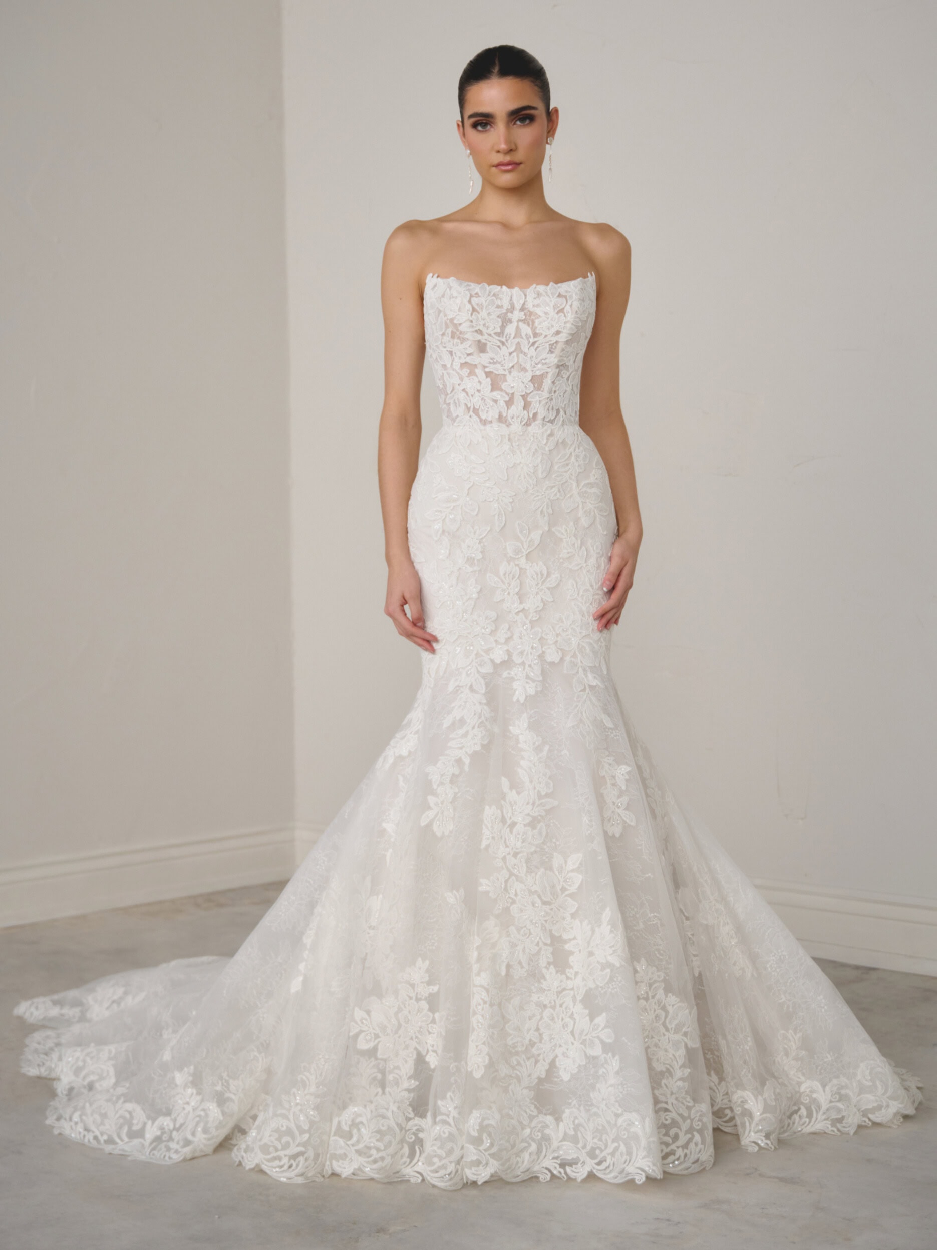 Aureline face Justin Alexander Signature robe de mariée sirène dentelle traîne dentelle bustier droit magasin de robes de mariée Paris