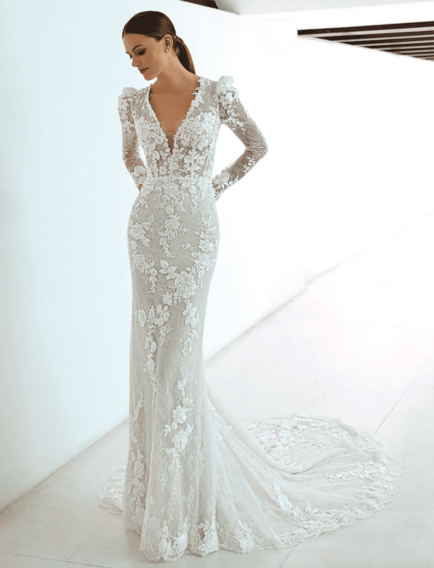 Aysun face Pronovias robe de mariée sirène dentelle décolleté V manches longues dentelle traîne boutique de robes de mariée Paris